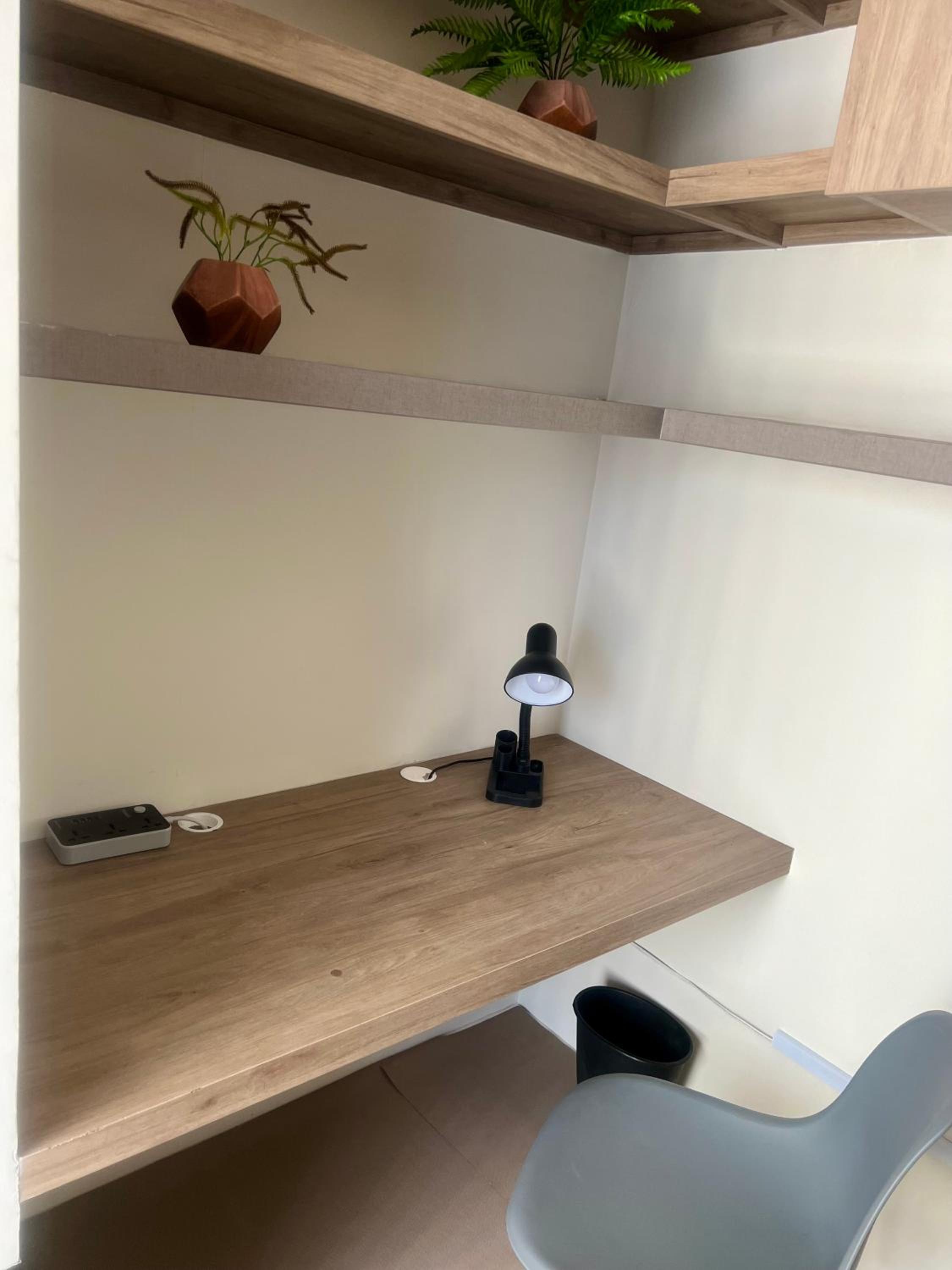 Moderno y cómodo estudio con espacio de trabajo