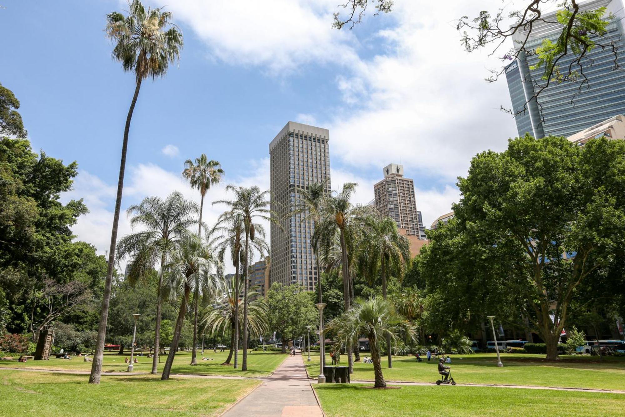 Inner-City apartment minutes walk to dining hubs