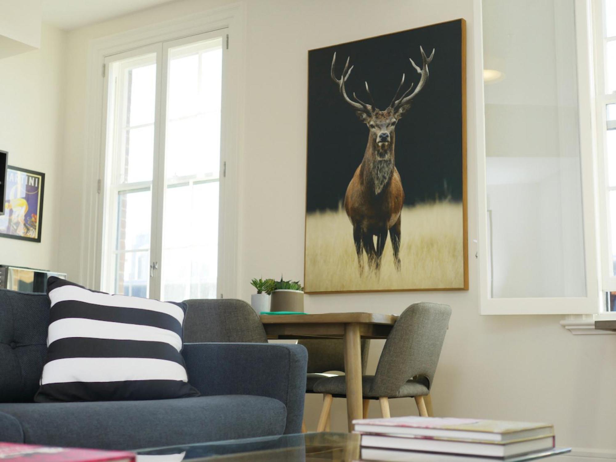 Inner-City apartment minutes walk to dining hubs