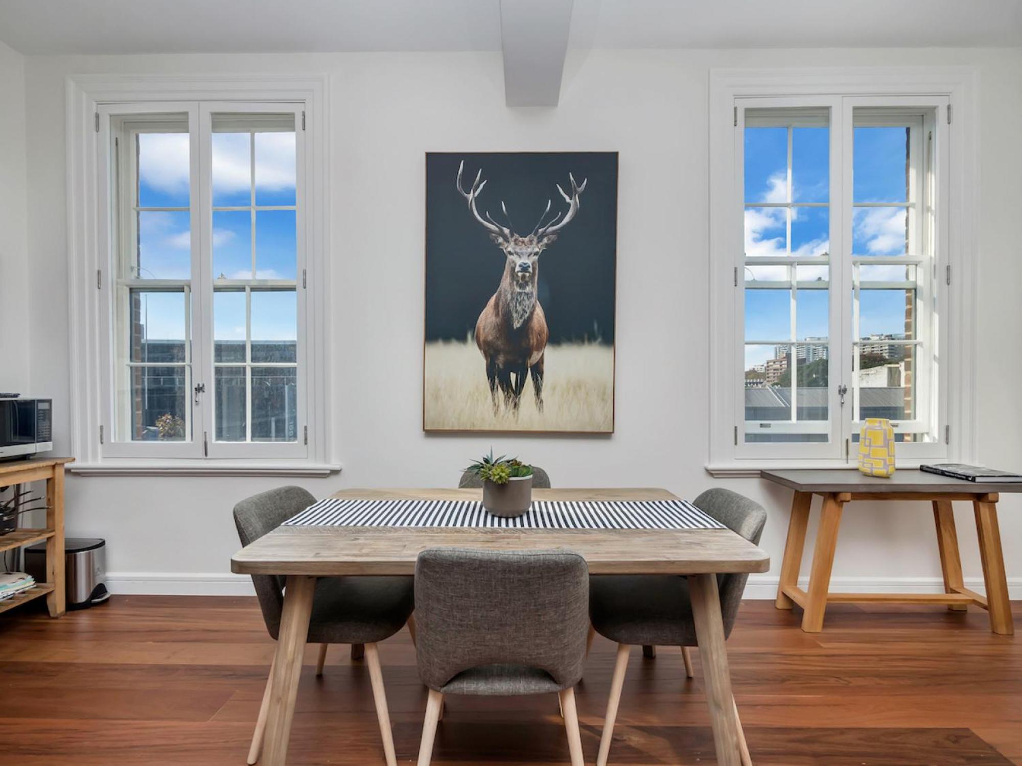 Inner-City apartment minutes walk to dining hubs