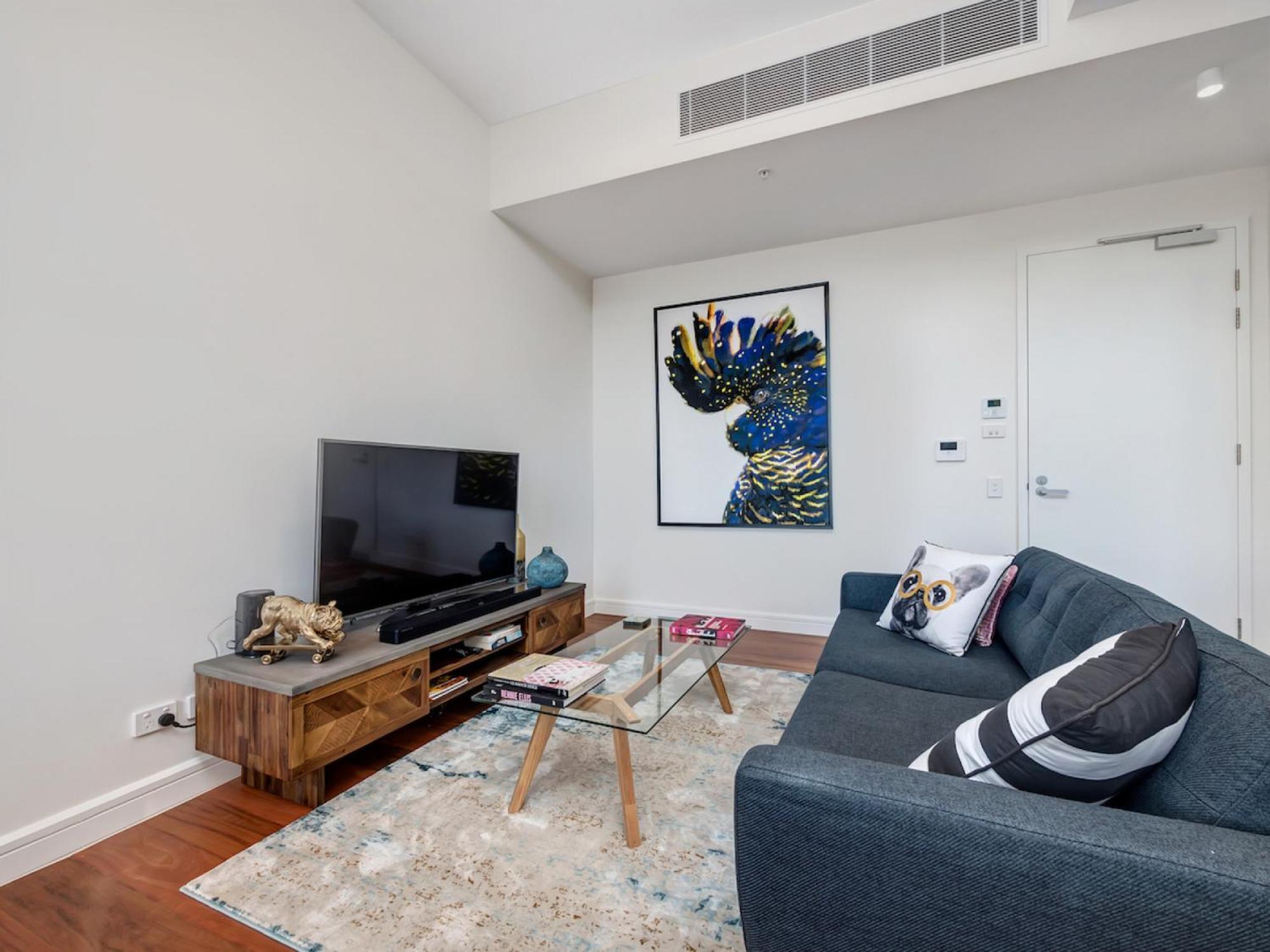 Inner-City apartment minutes walk to dining hubs