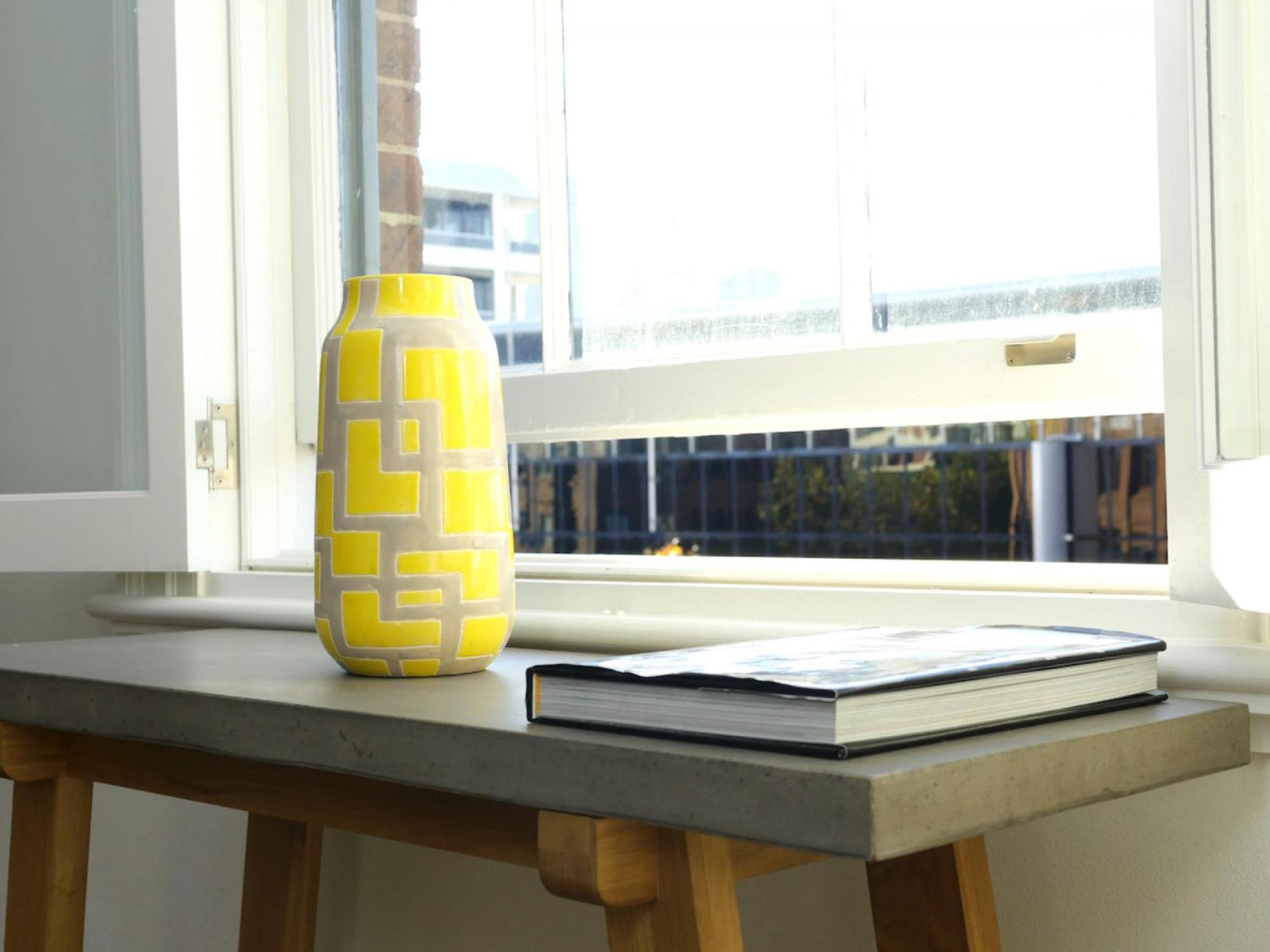 Inner-City apartment minutes walk to dining hubs
