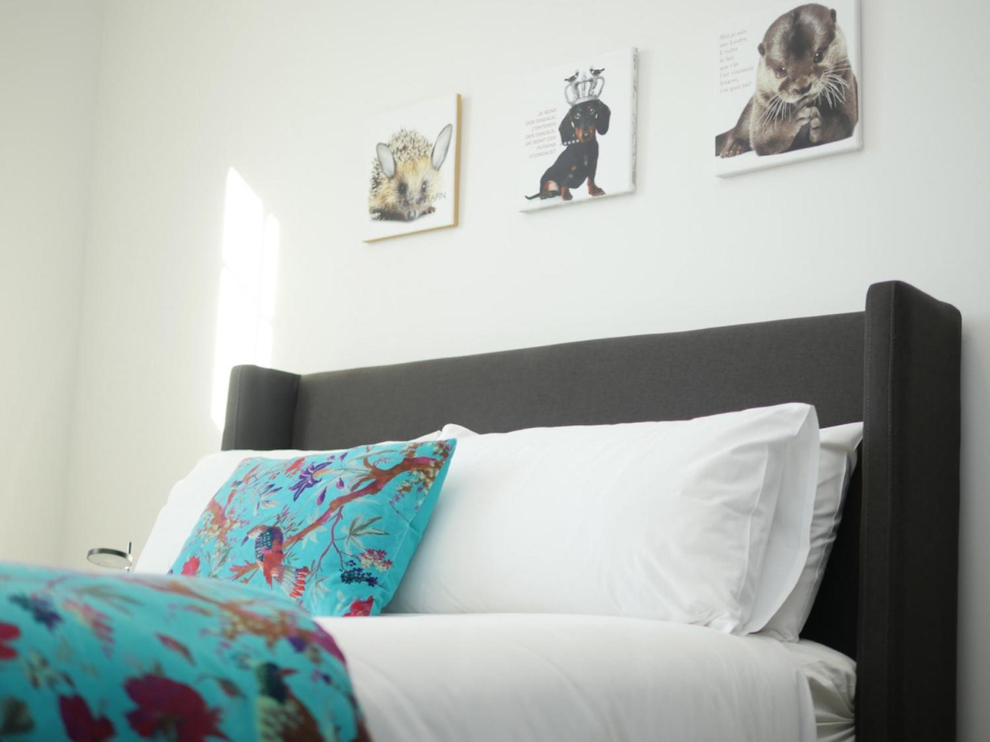 Inner-City apartment minutes walk to dining hubs