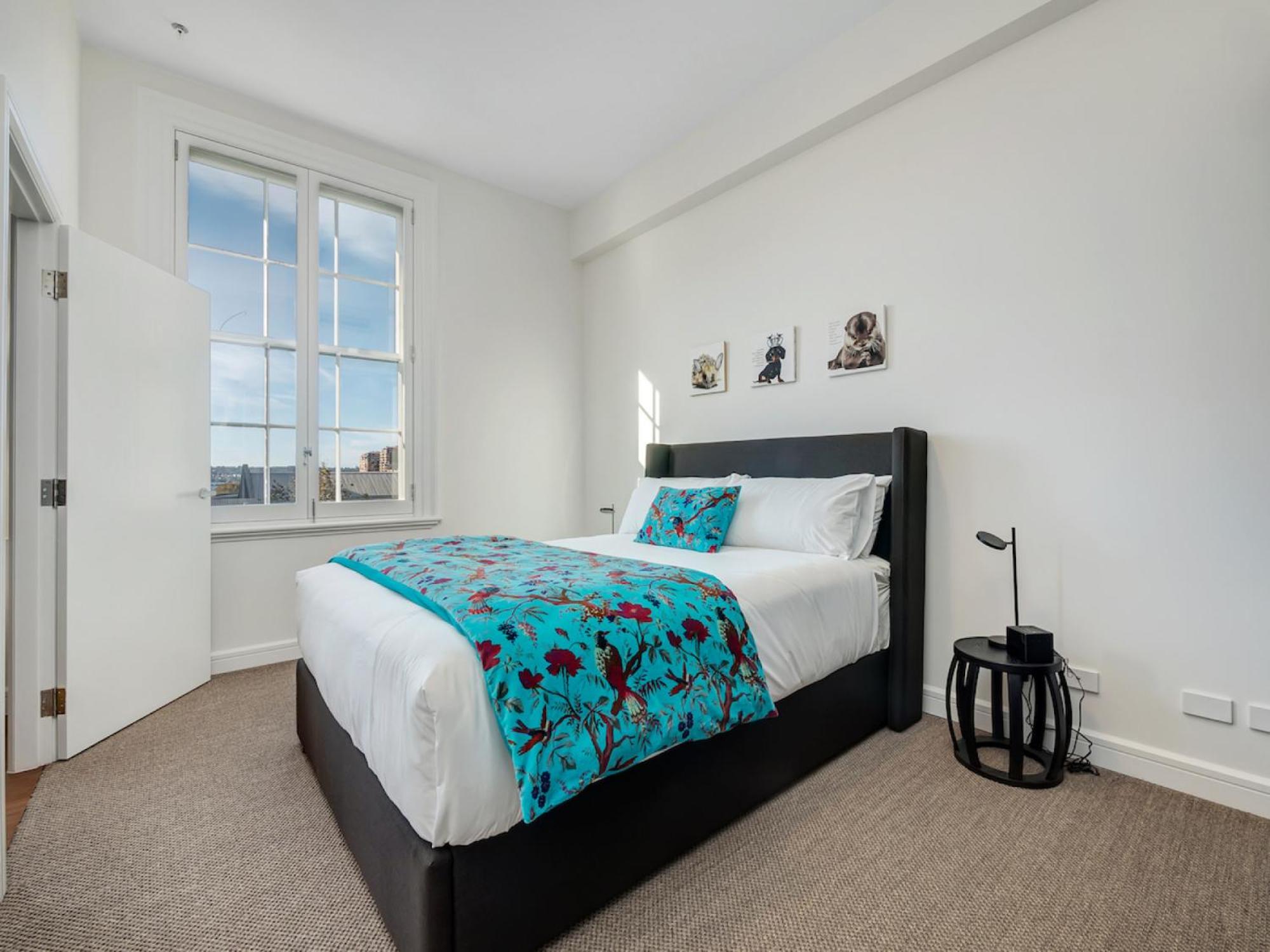 Inner-City apartment minutes walk to dining hubs