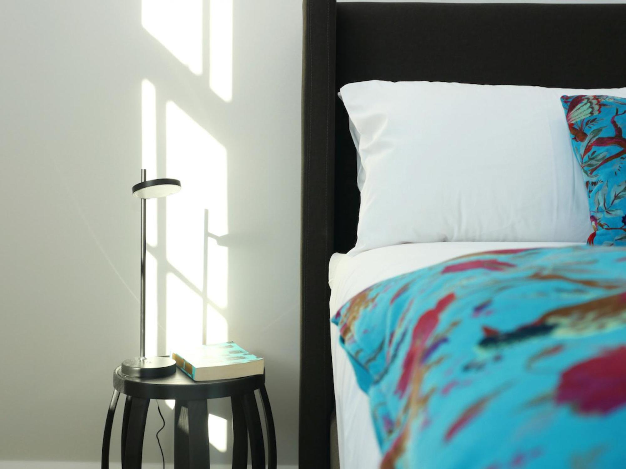 Inner-City apartment minutes walk to dining hubs