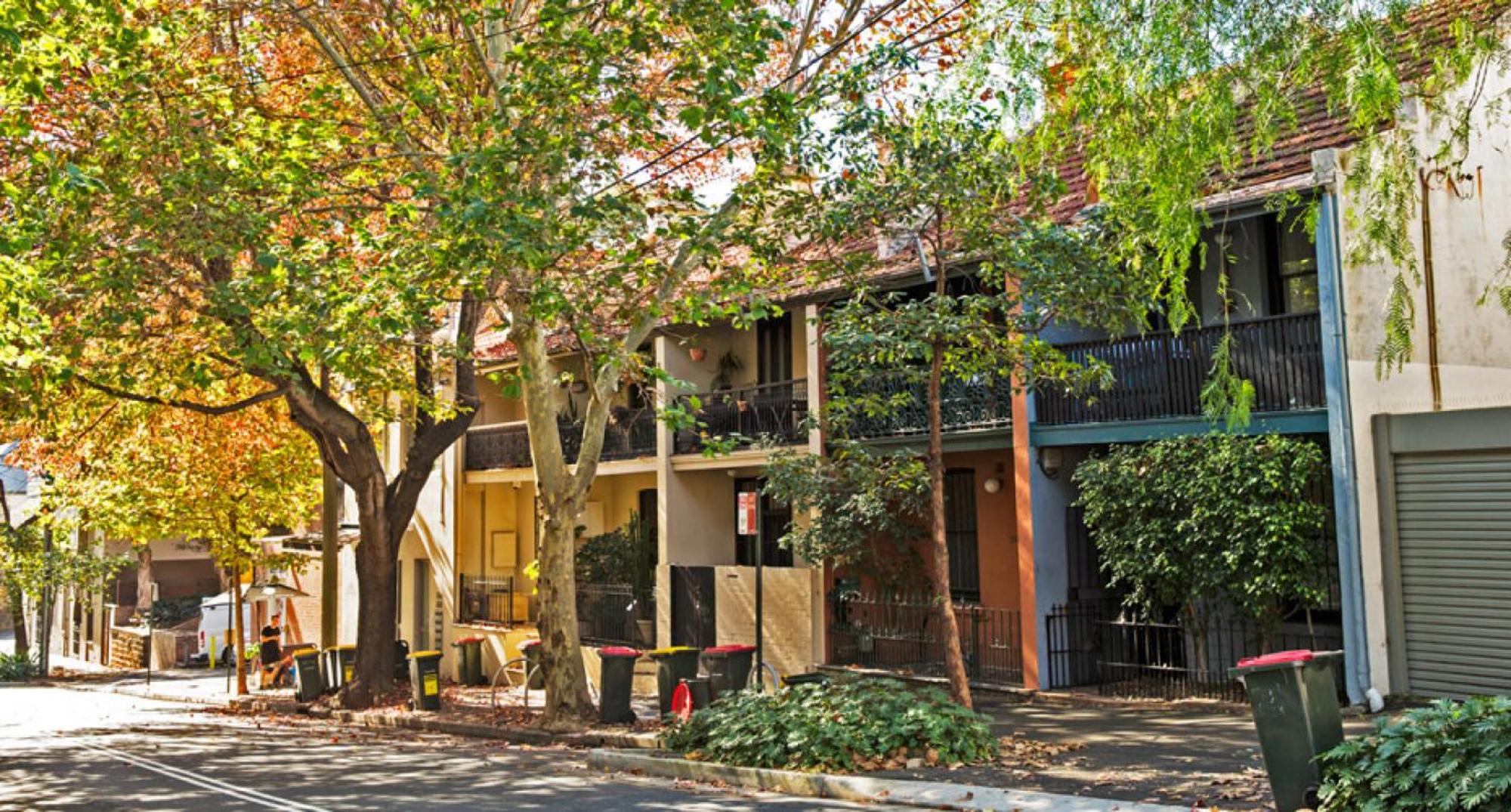 Inner-City apartment minutes walk to dining hubs