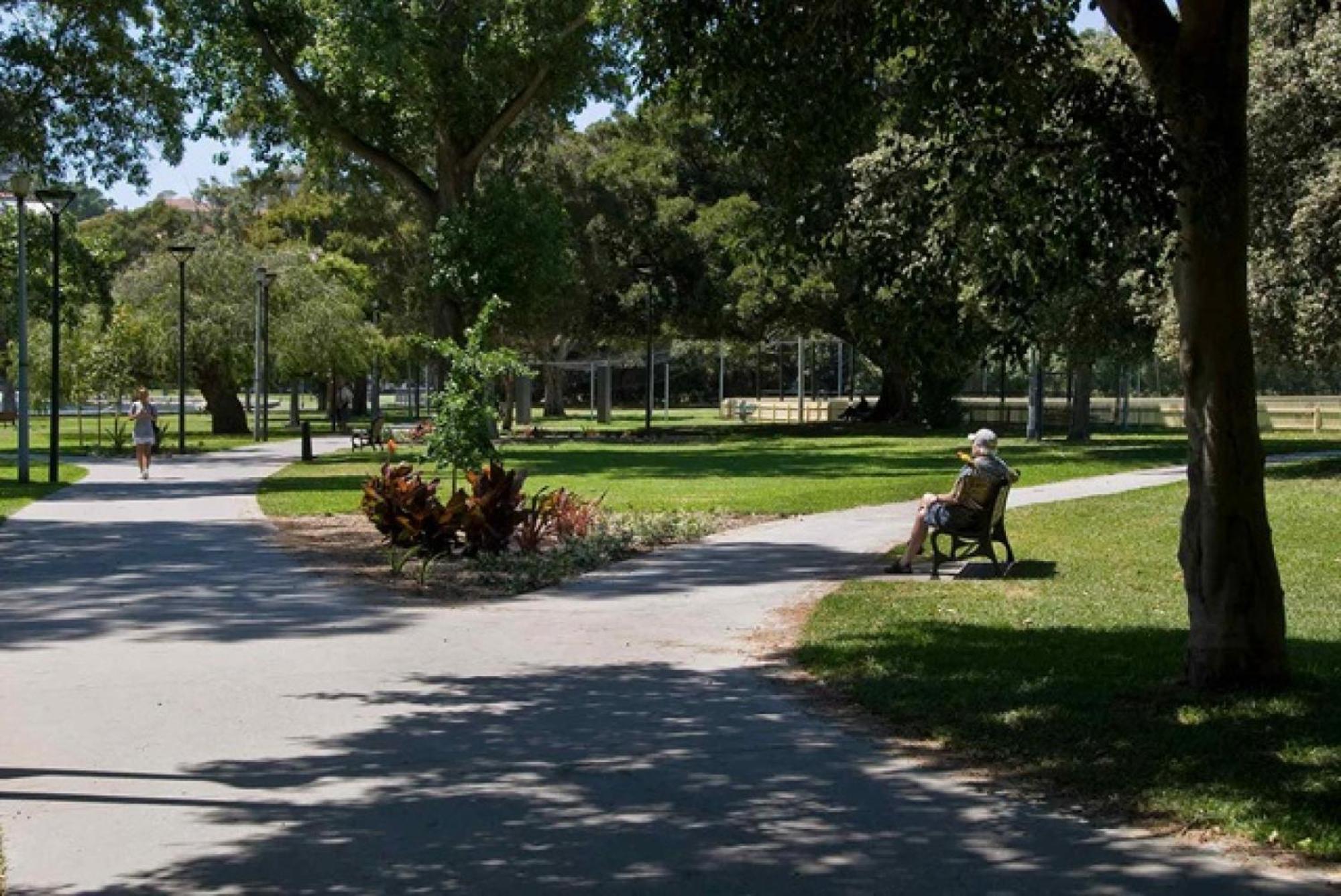 Inner-City apartment minutes walk to dining hubs