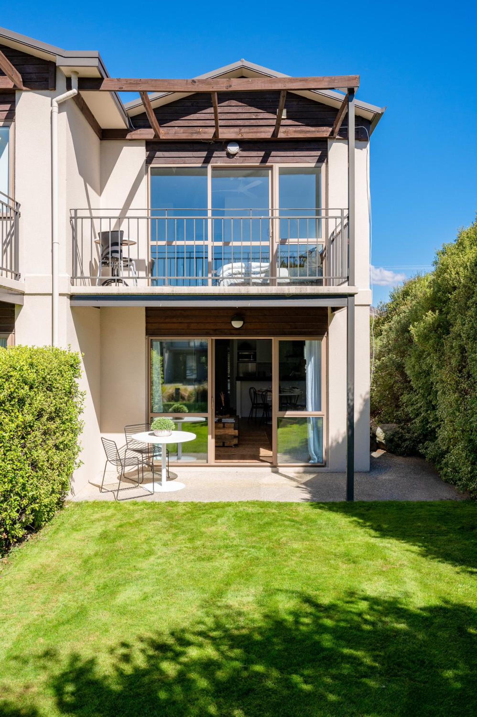 Beautiful 2 Story Unit near Oakridge Resort view 2