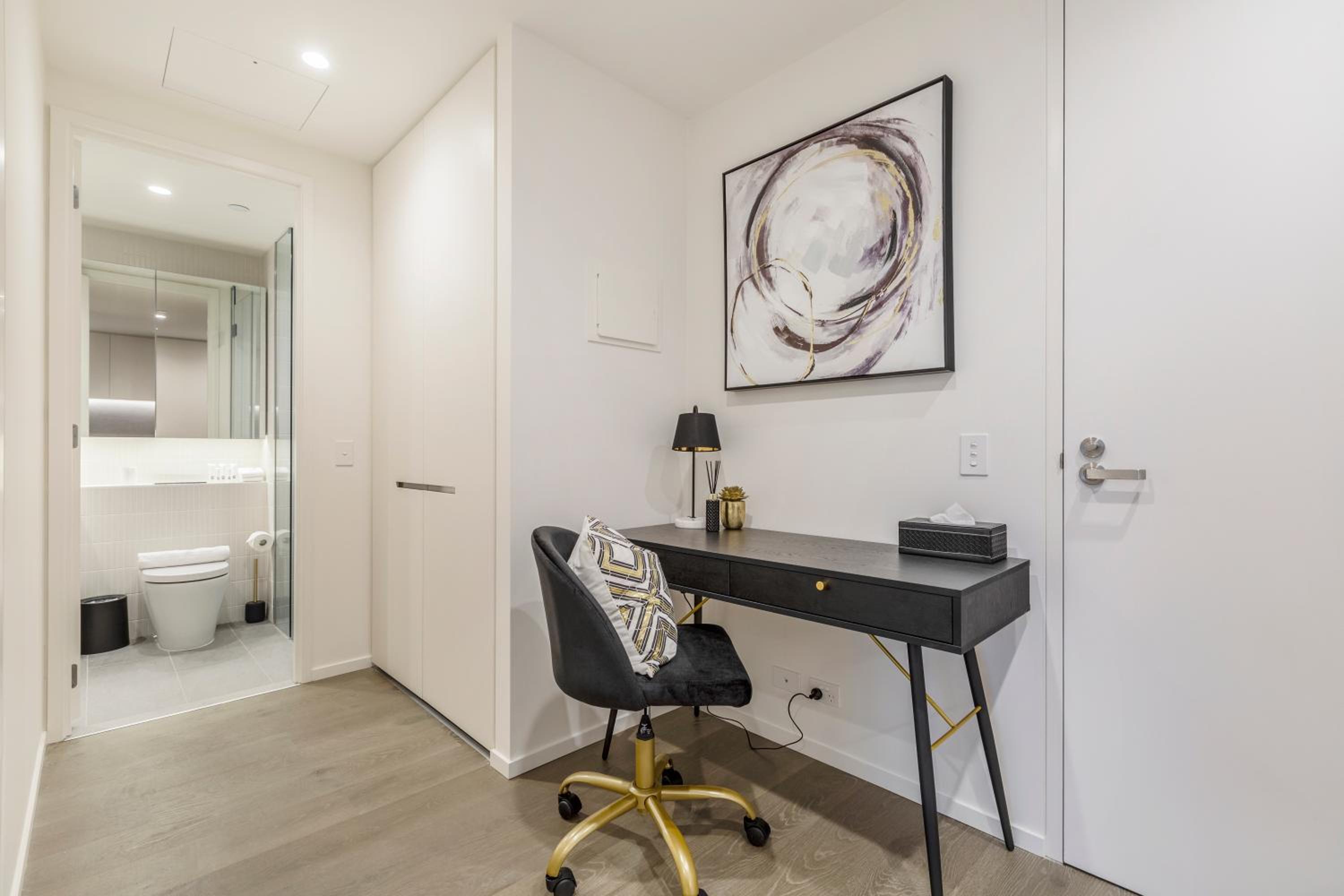 Ritzy Apartment in Iconic Australia 108 with Views