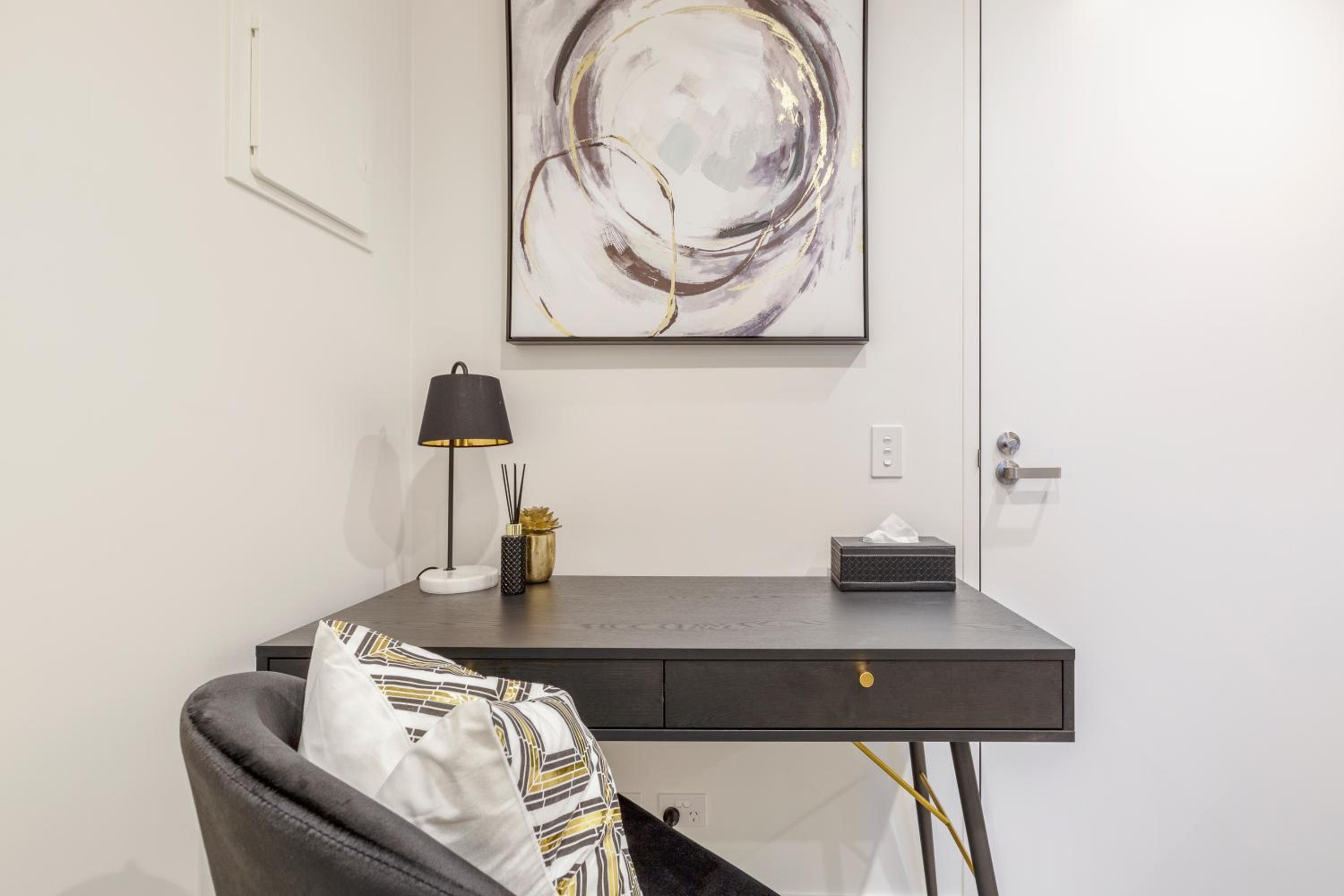 Ritzy Apartment in Iconic Australia 108 with Views