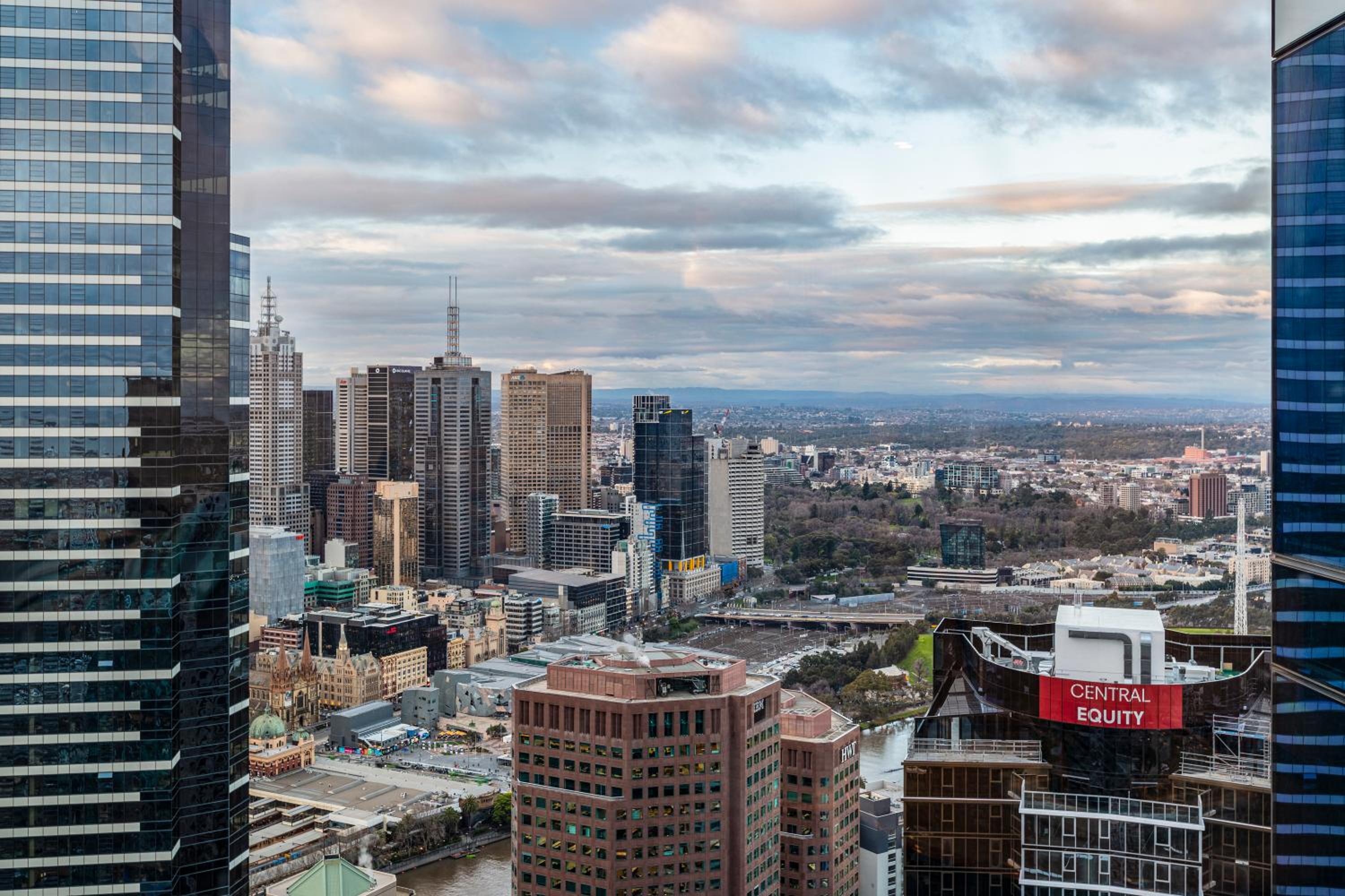 Ritzy Apartment in Iconic Australia 108 with Views