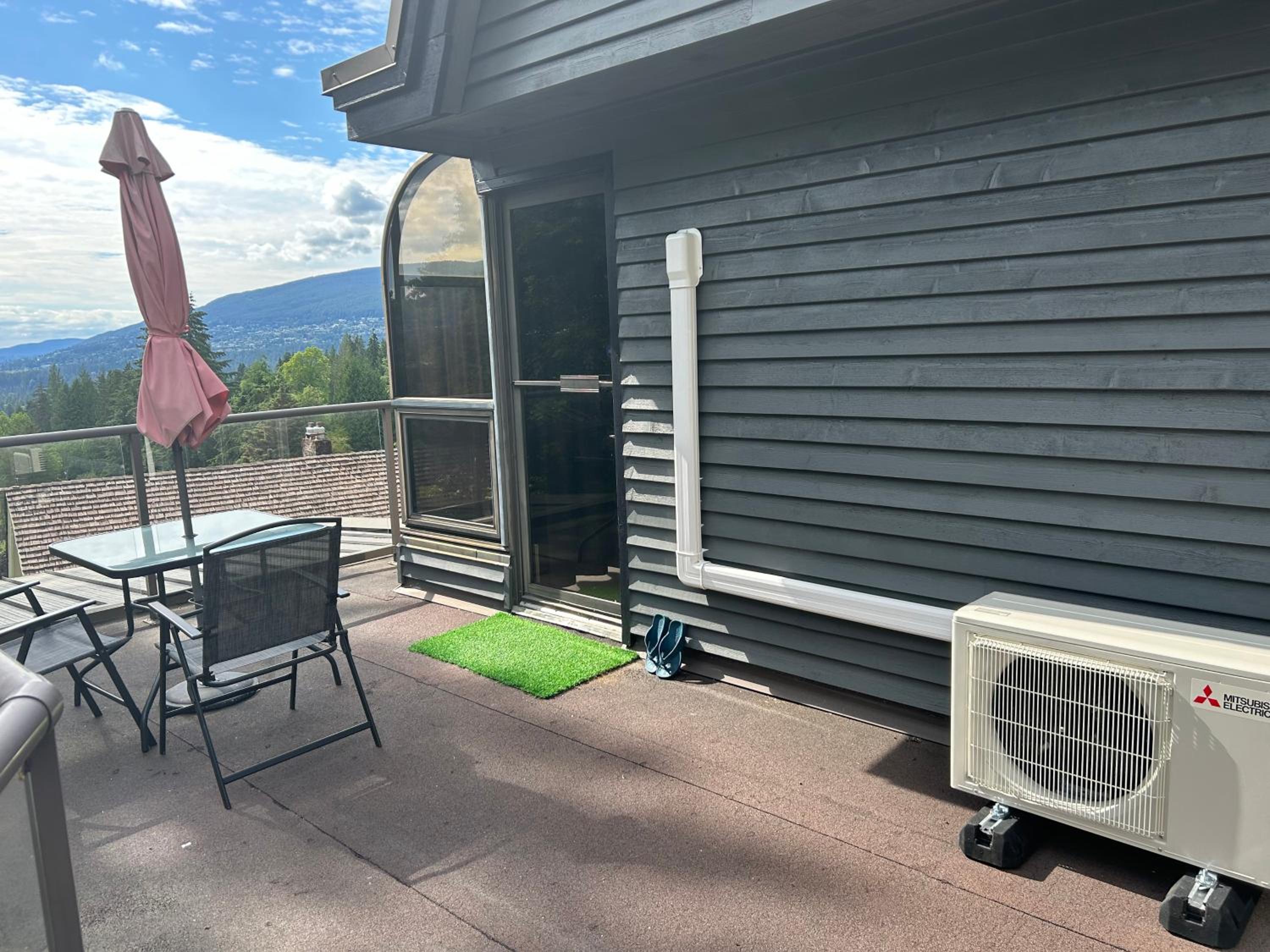 Grouse Cheerful large private bedroom, bath, shared deck, pool, hot tub