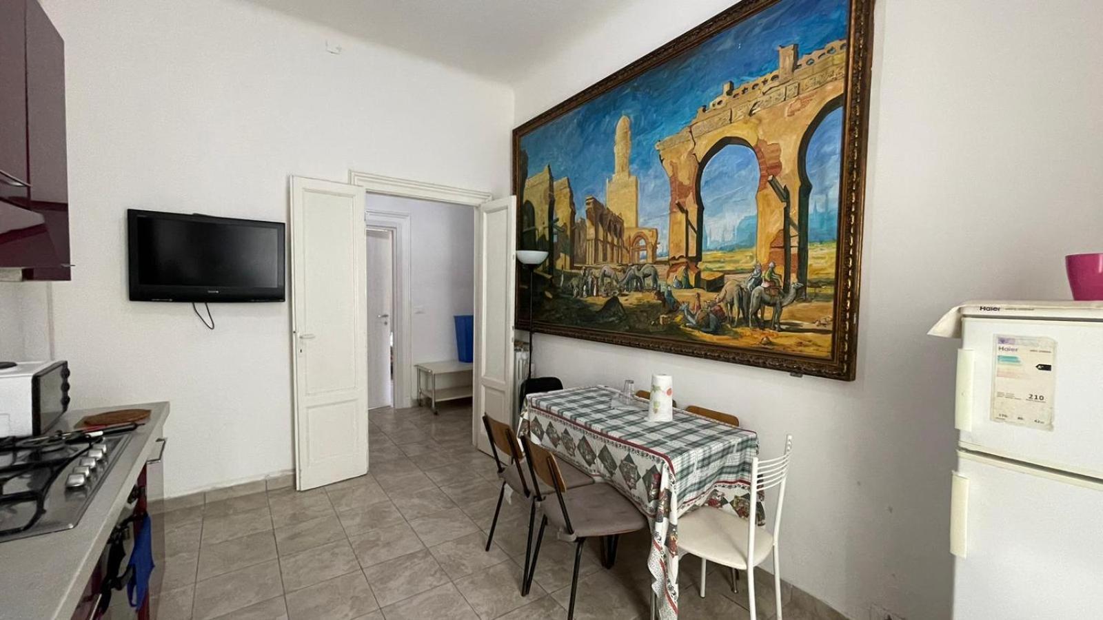 House in the city center-Casa nel centro della città