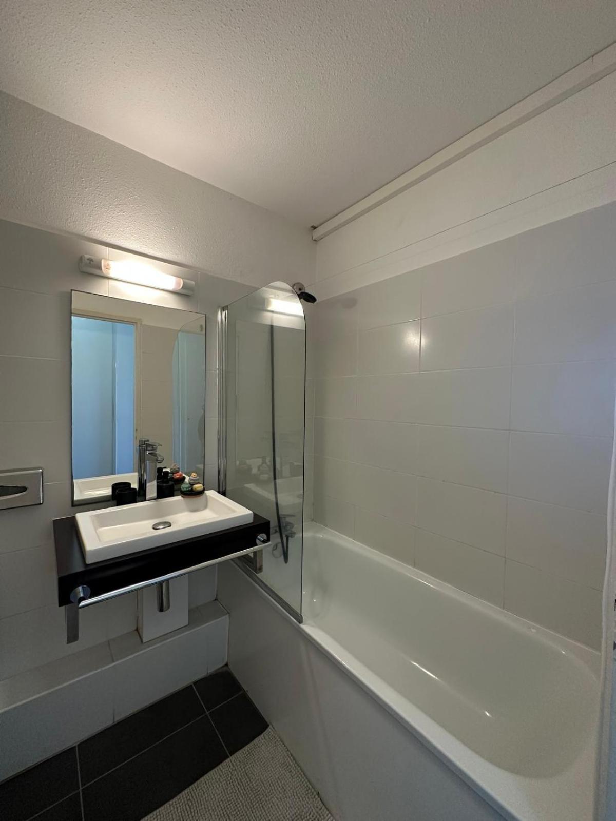 Studio climatisé avec balcon 5min de la plage wifi et parking gratuit