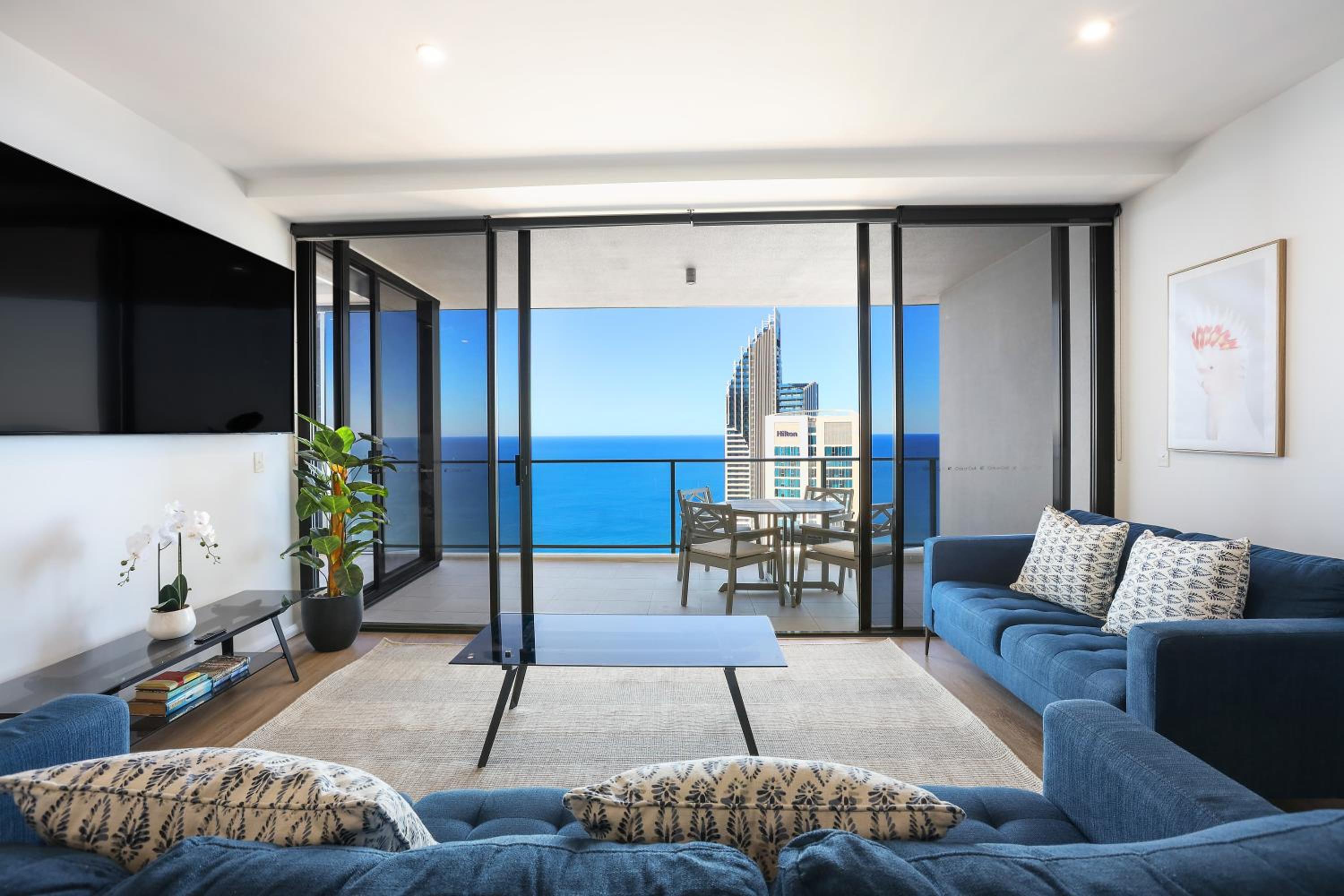 60FL Stunning 3 BRM Apartment with Amazing View!