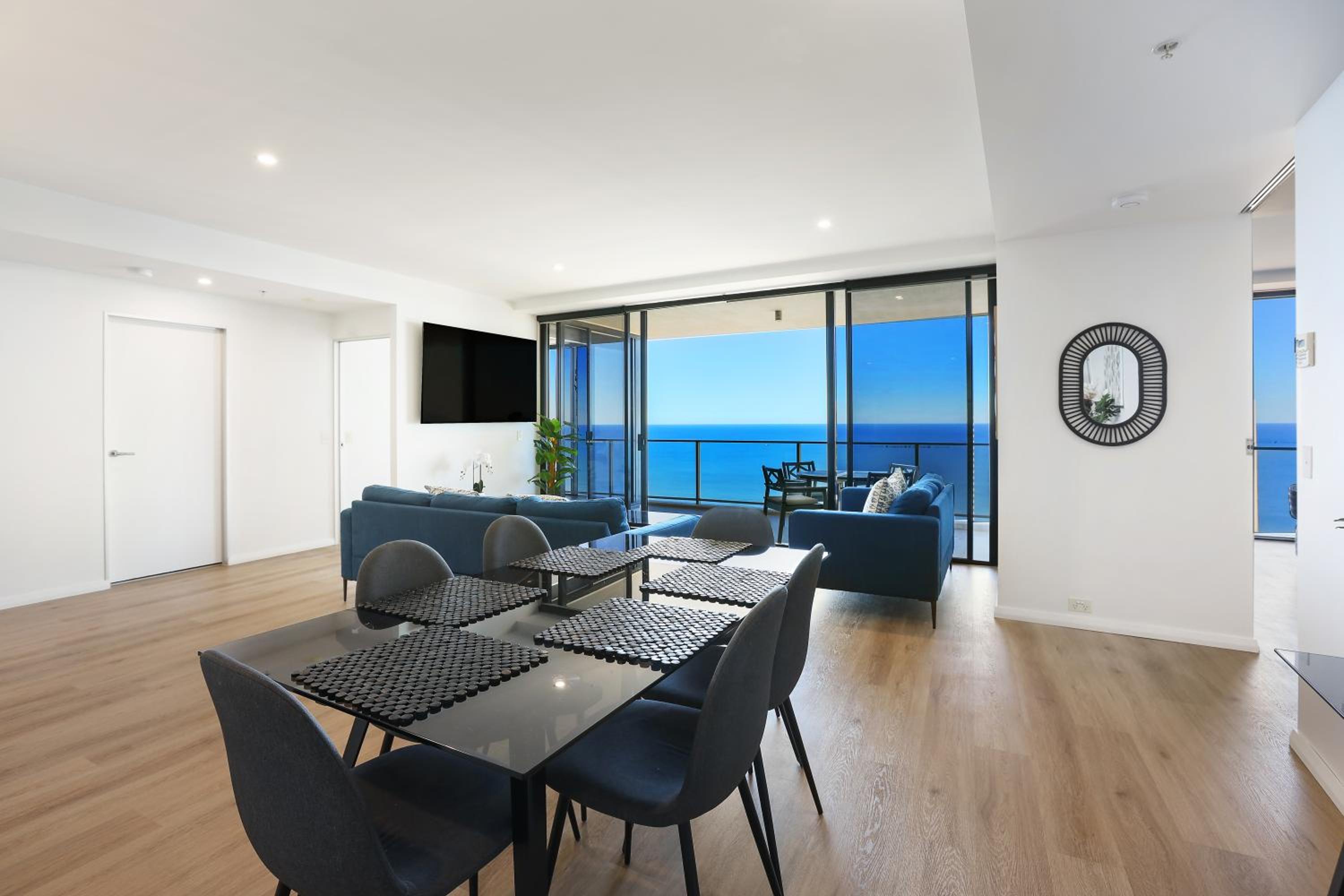60FL Stunning 3 BRM Apartment with Amazing View!