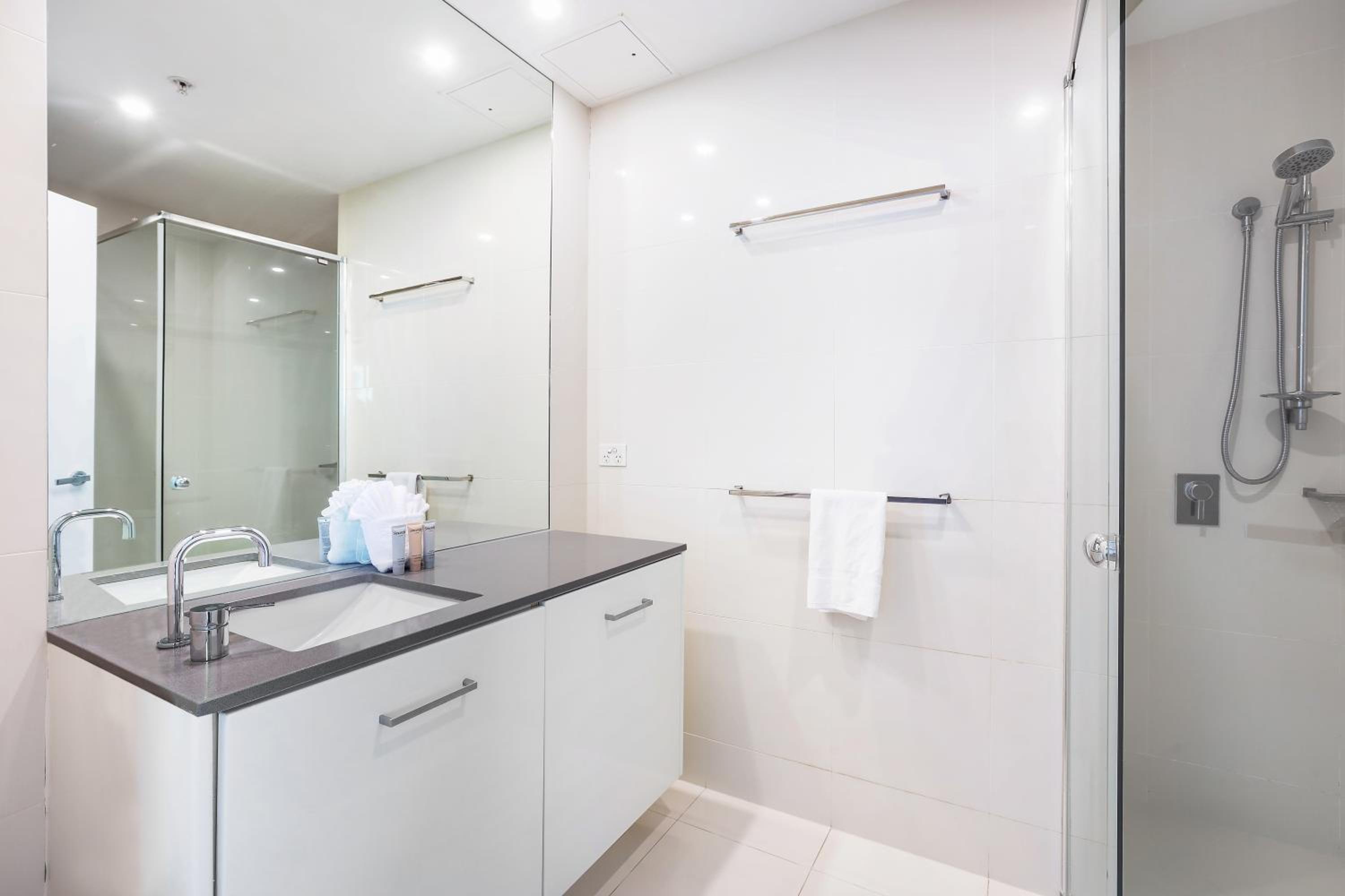 60FL Stunning 3 BRM Apartment with Amazing View!
