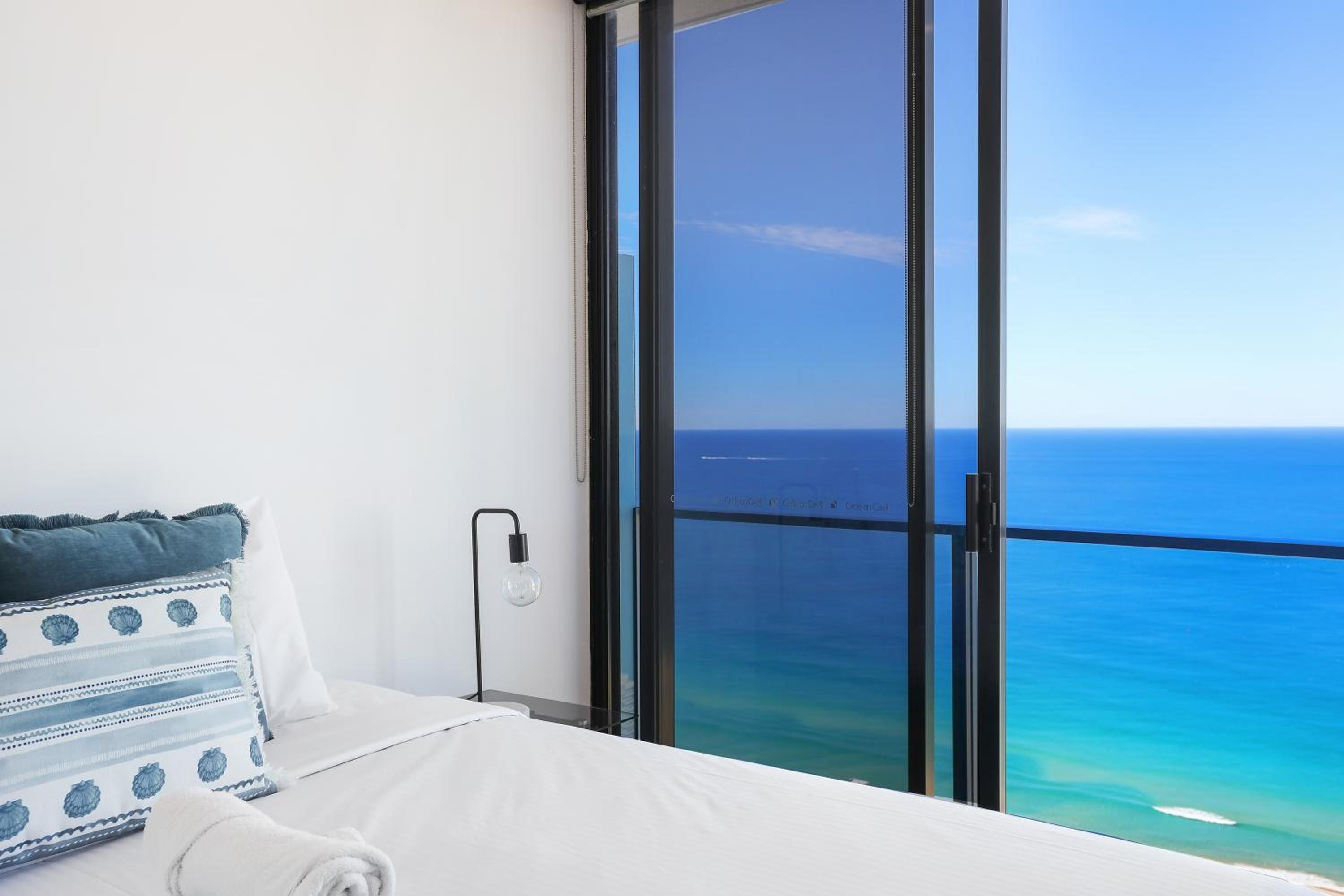 60FL Stunning 3 BRM Apartment with Amazing View!