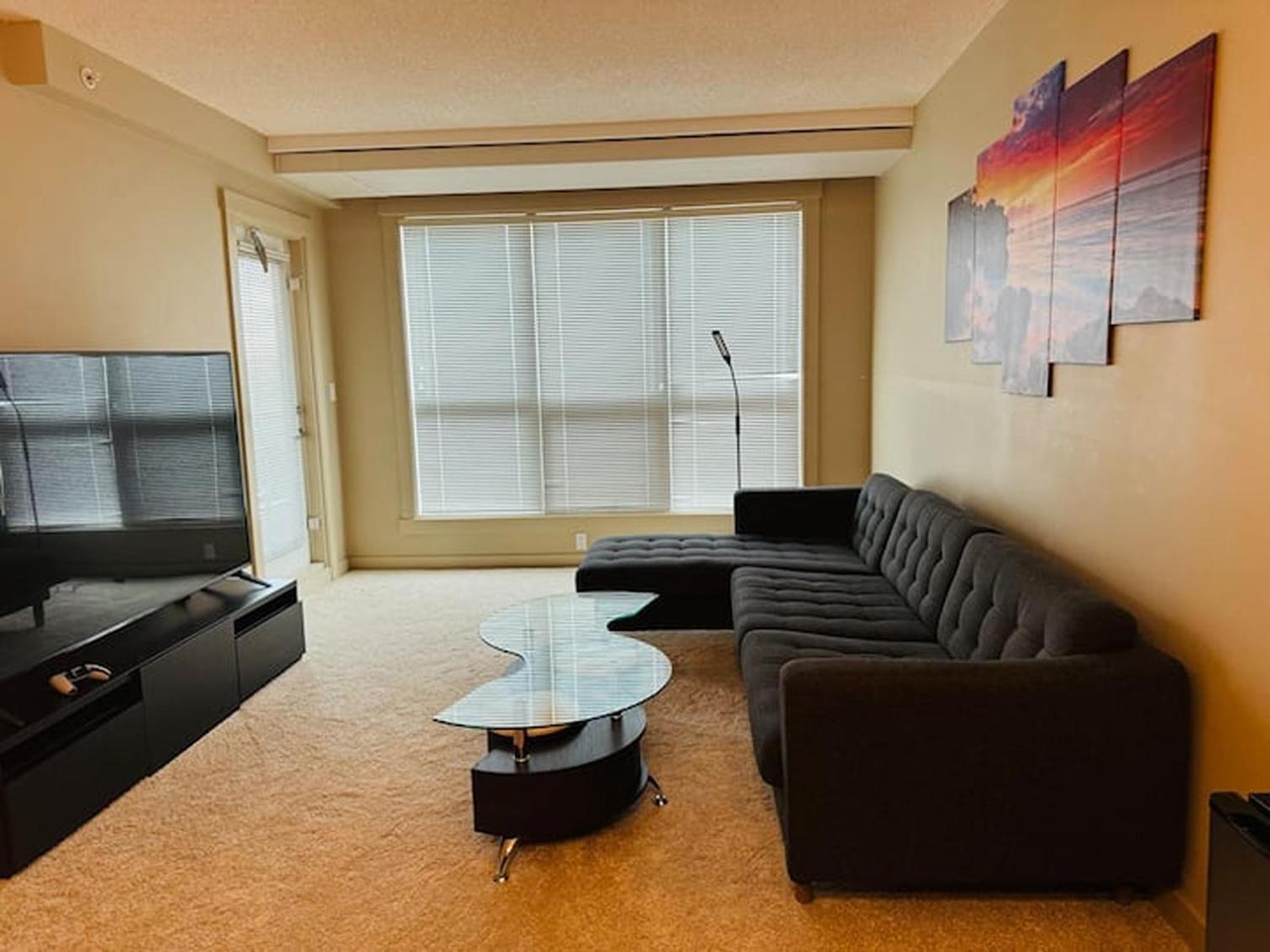 Spacious Apartment Near Stampede & Train Station