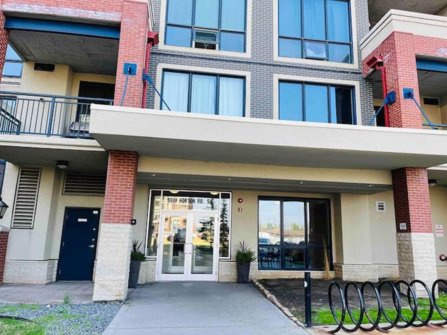 Spacious Apartment Near Stampede & Train Station