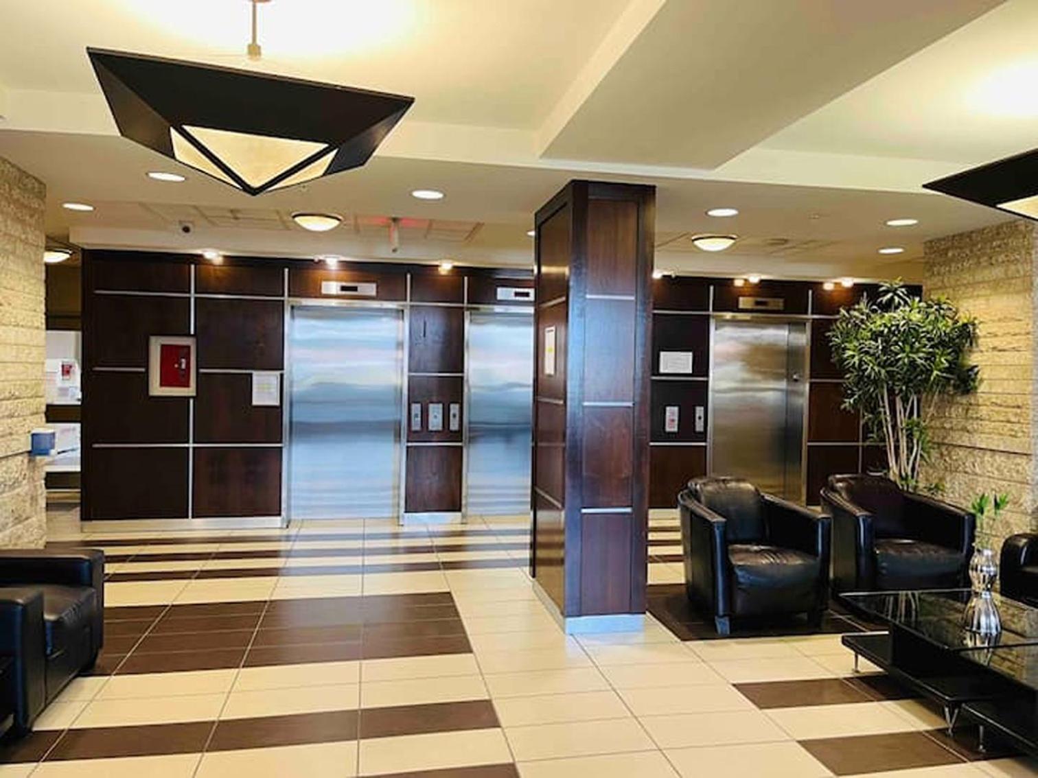 Spacious Apartment Near Stampede & Train Station