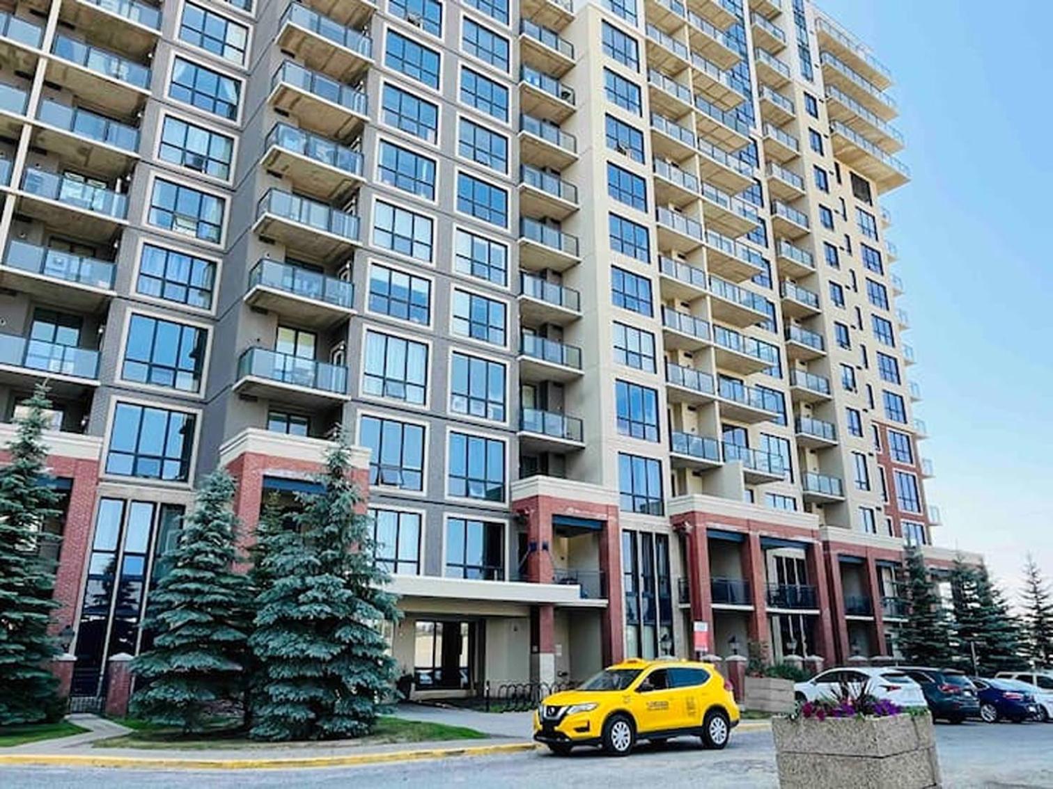 Spacious Apartment Near Stampede & Train Station