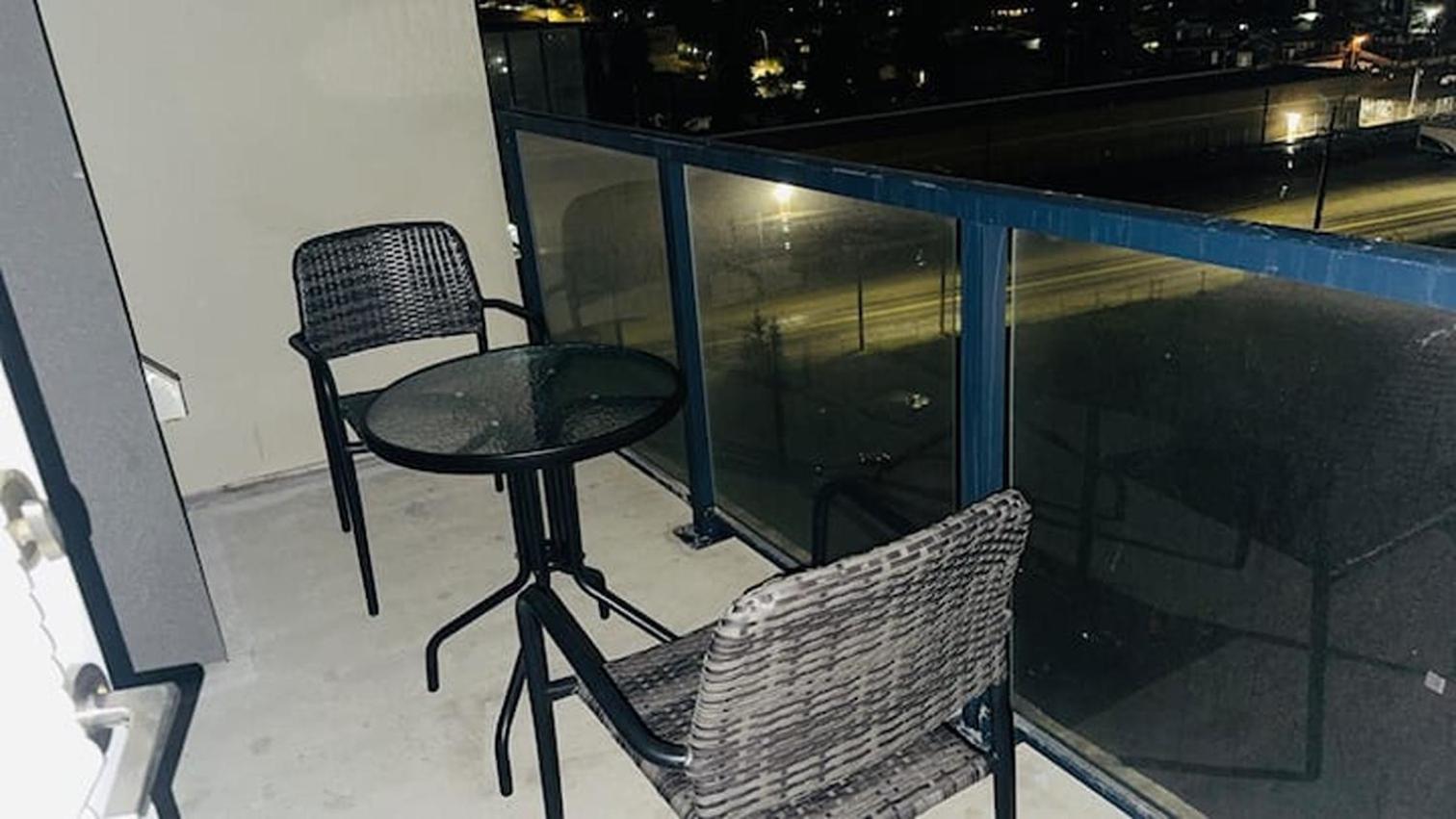 Spacious Apartment Near Stampede & Train Station