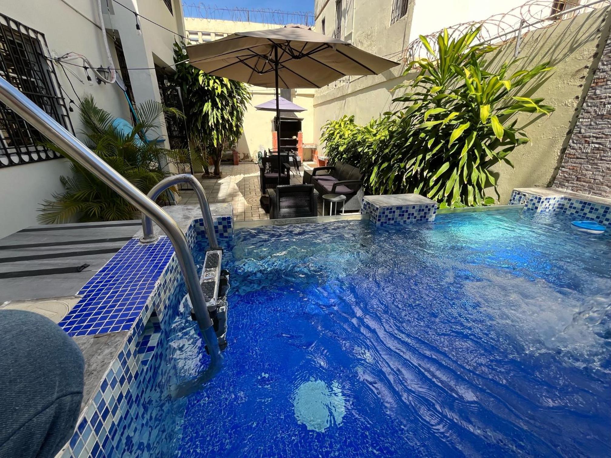 Private House with Pool, AC, BBQ, Fast Wi-Fi, Pet & Family Friendly, Near Colonial Zone, Mirador Sur Park & Ocean, in Santo Domingo view 4