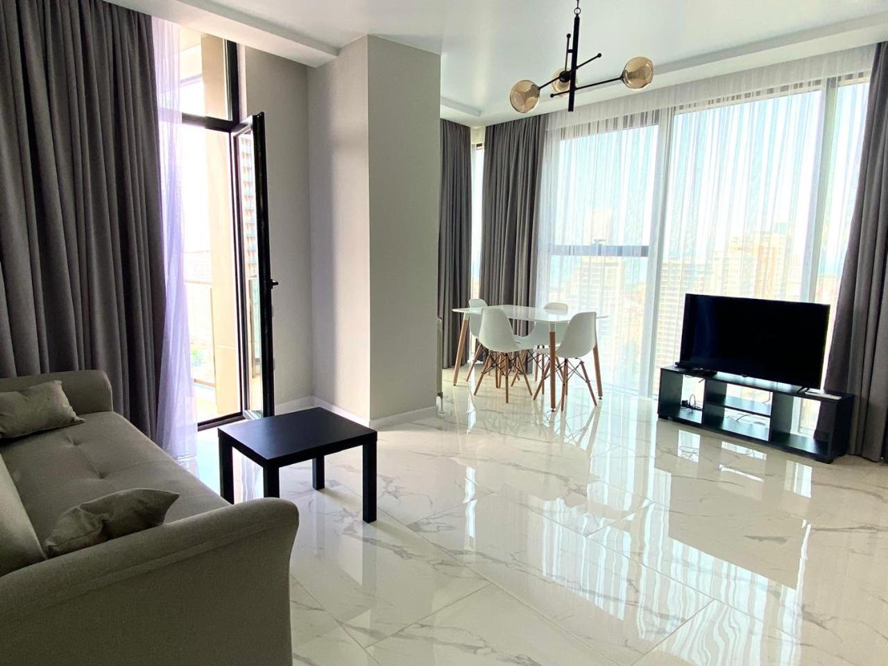 Family Shoreline Haven Apartment view 3