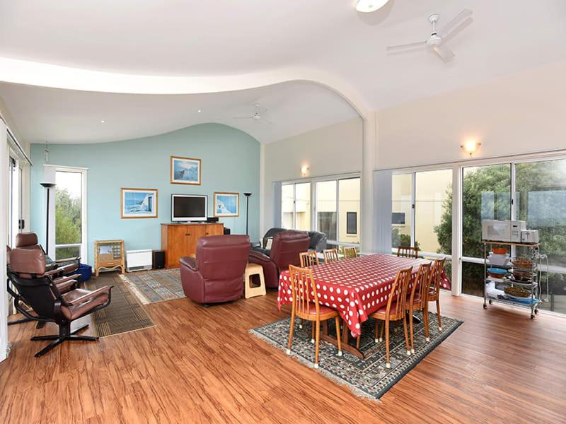 Boomer Waves 5 Carfax St - WIFI included - No Linen Included