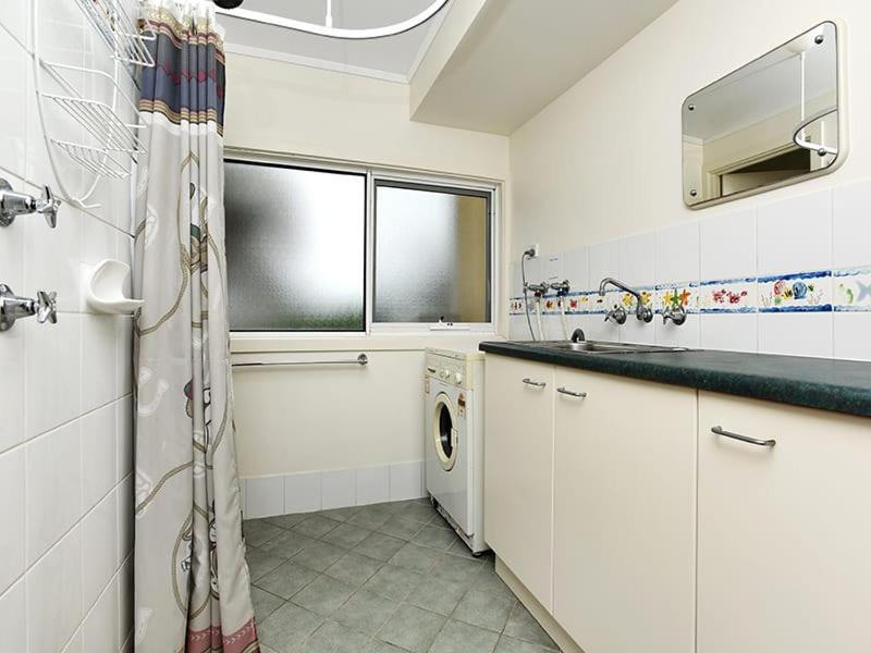 Boomer Waves 5 Carfax St - WIFI included - No Linen Included
