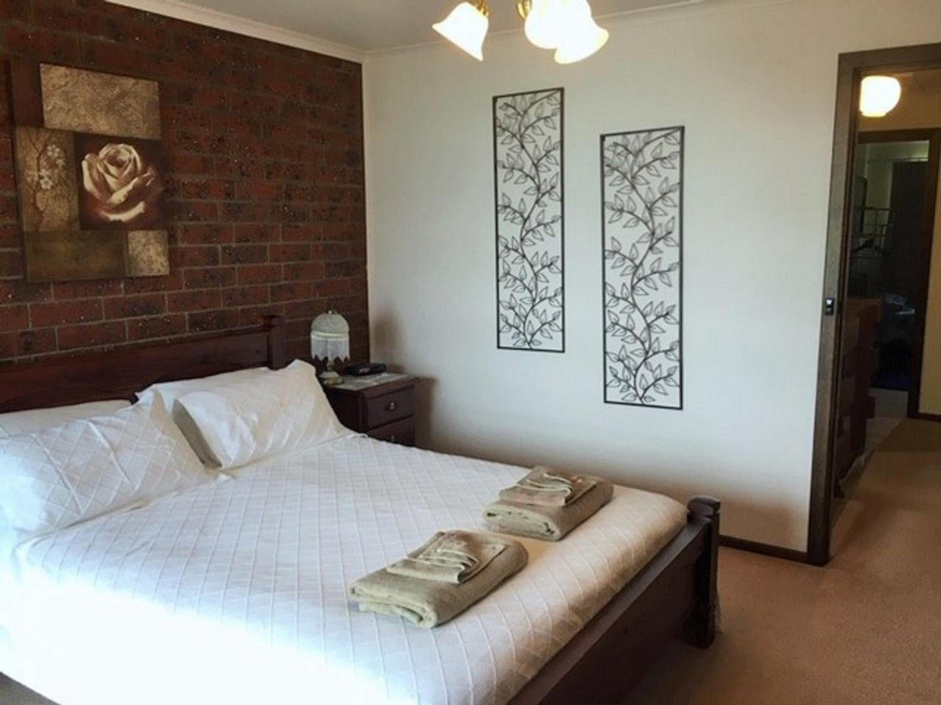 Commodore 2 2-18 Basham Rd Port Elliot - Linen Included