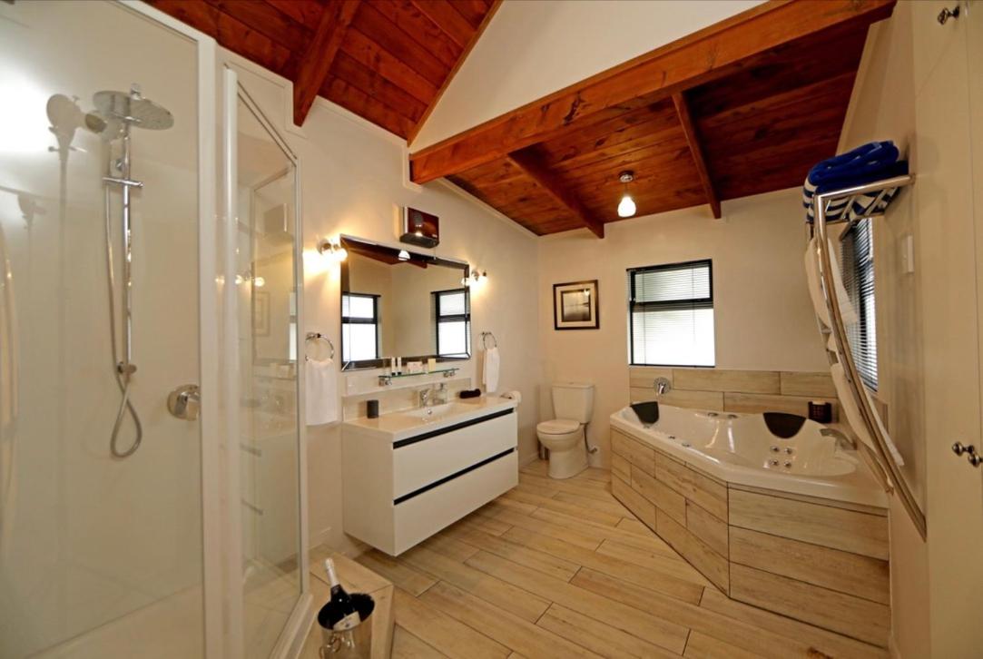 Coromandel Central Cottage Luxury w Spa view 2