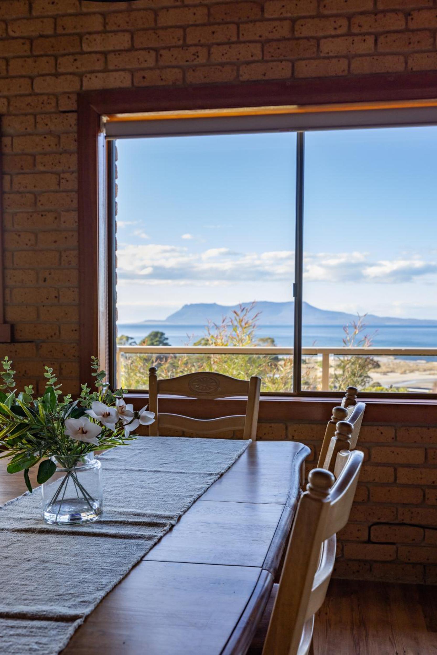 'Hillside Hideaway' with fantastic water views