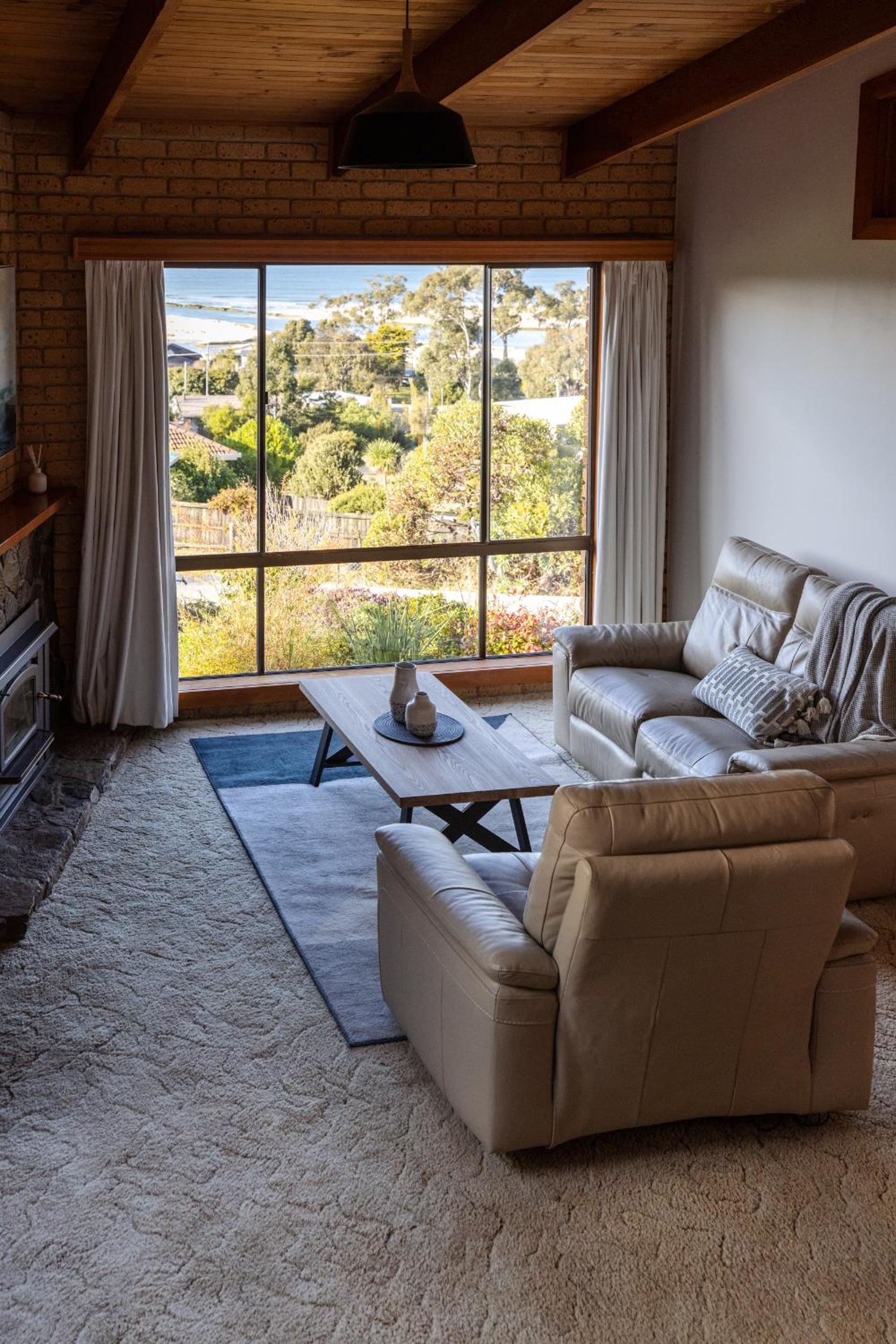 'Hillside Hideaway' with fantastic water views