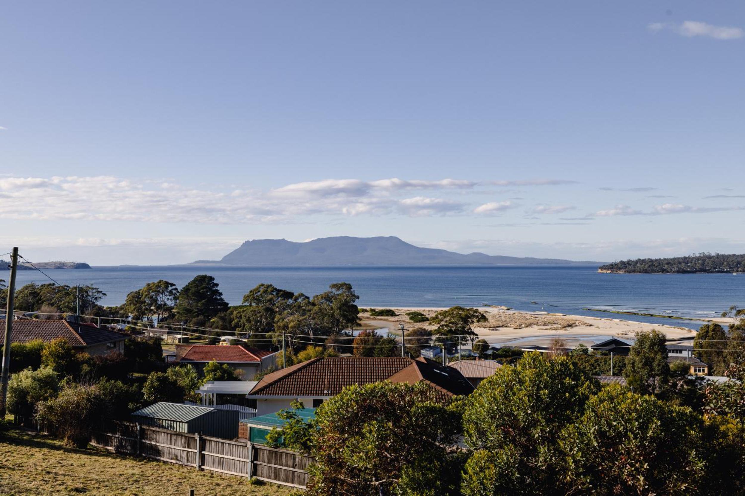 'Hillside Hideaway' with fantastic water views