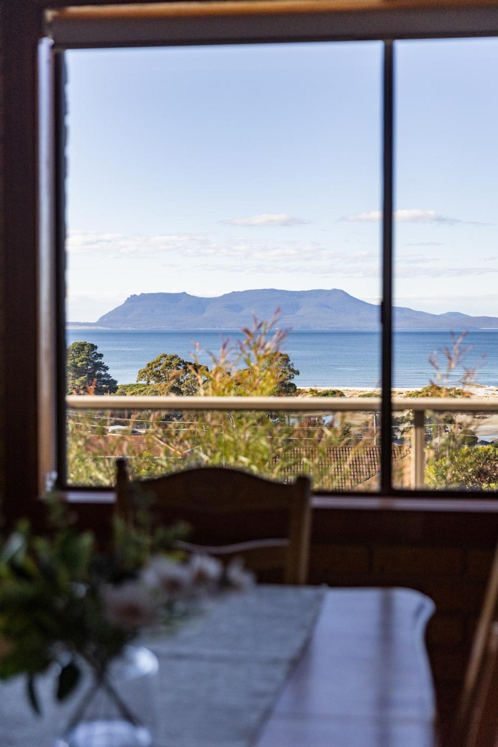 'Hillside Hideaway' with fantastic water views