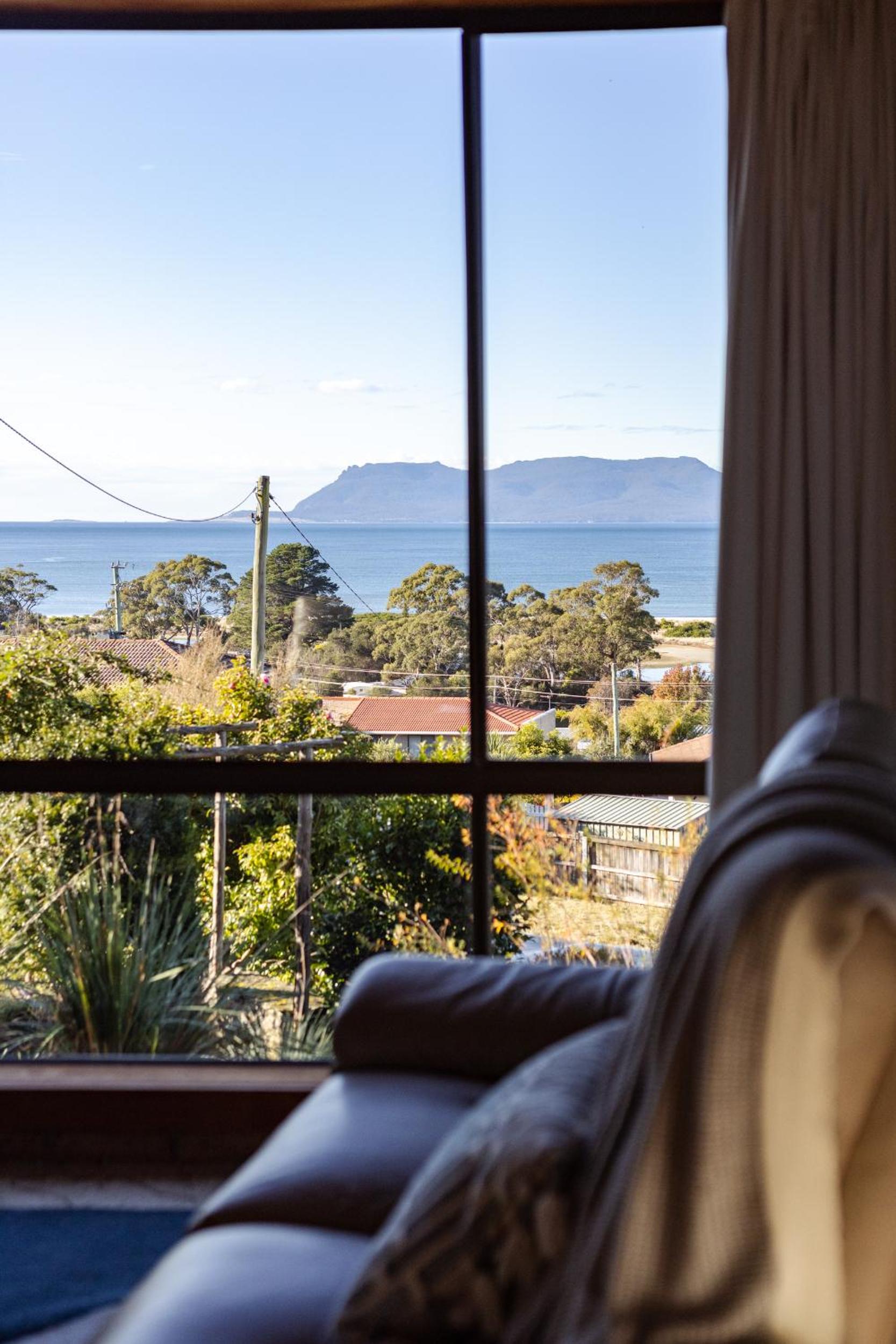 'Hillside Hideaway' with fantastic water views