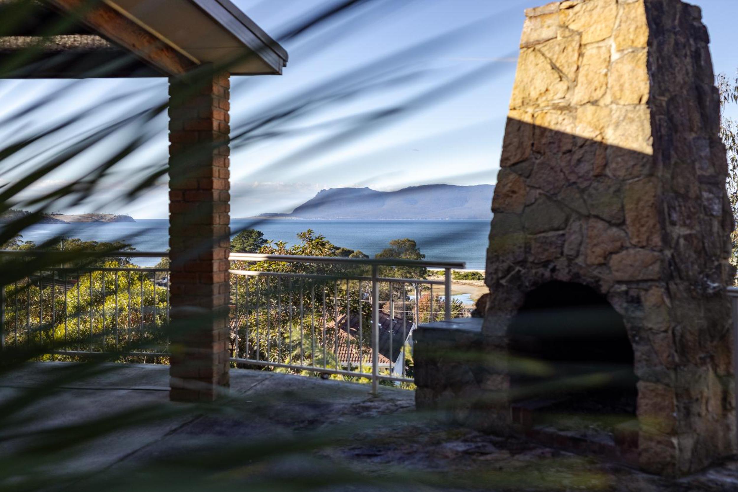 'Hillside Hideaway' with fantastic water views