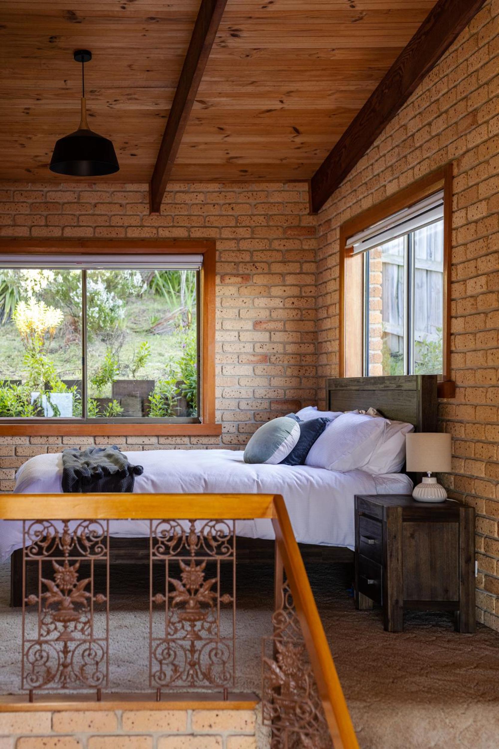 'Hillside Hideaway' with fantastic water views