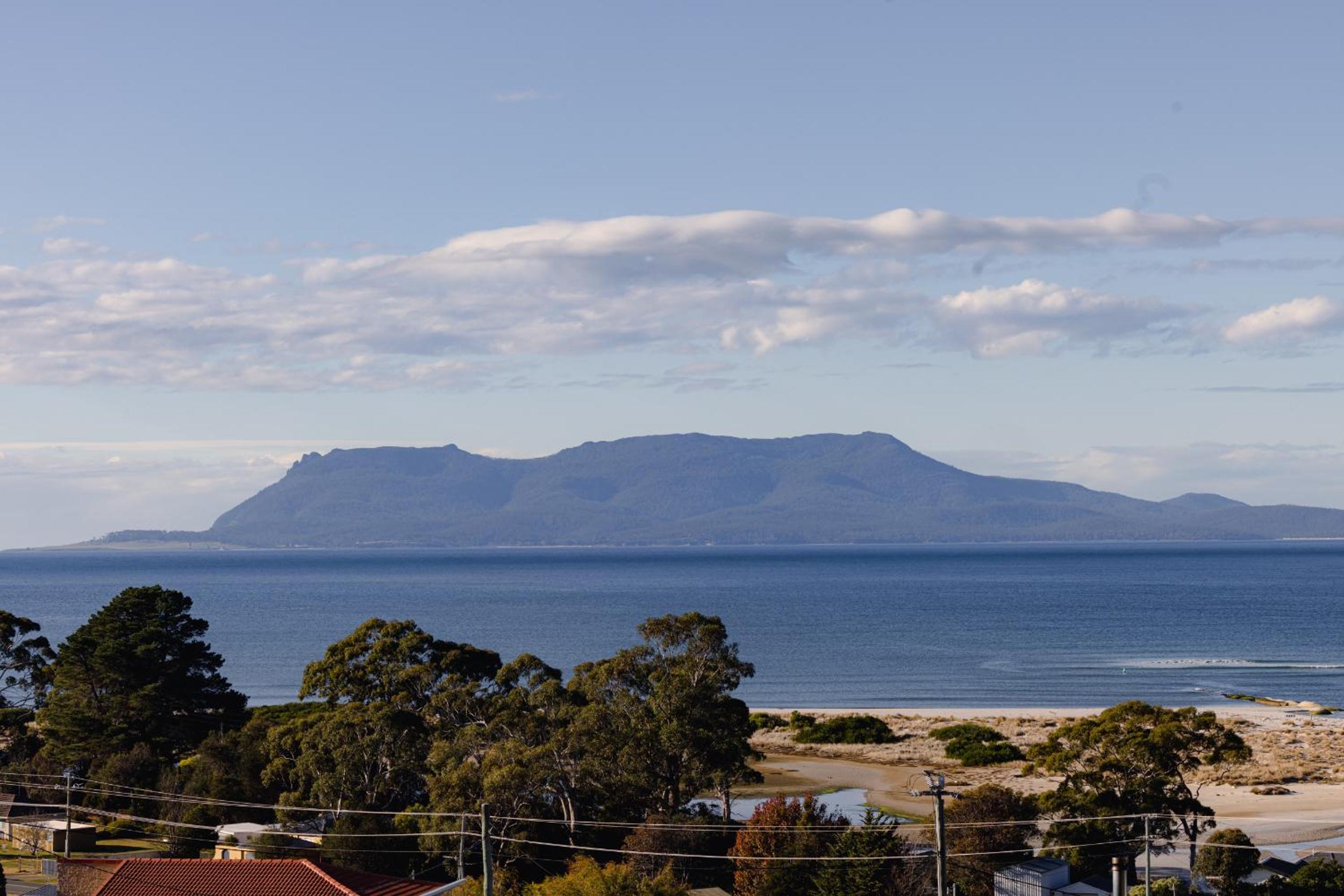 'Hillside Hideaway' with fantastic water views
