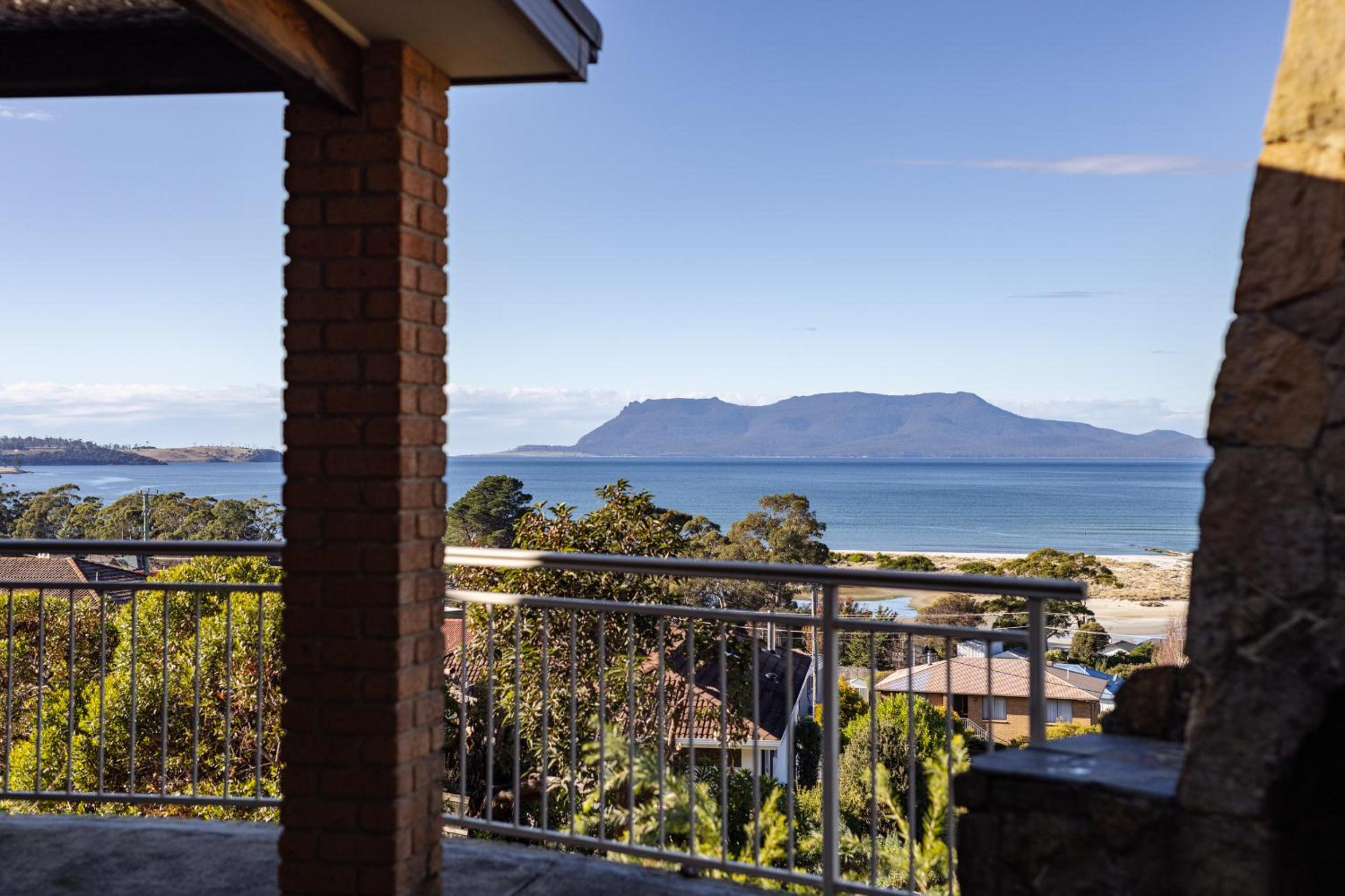 'Hillside Hideaway' with fantastic water views