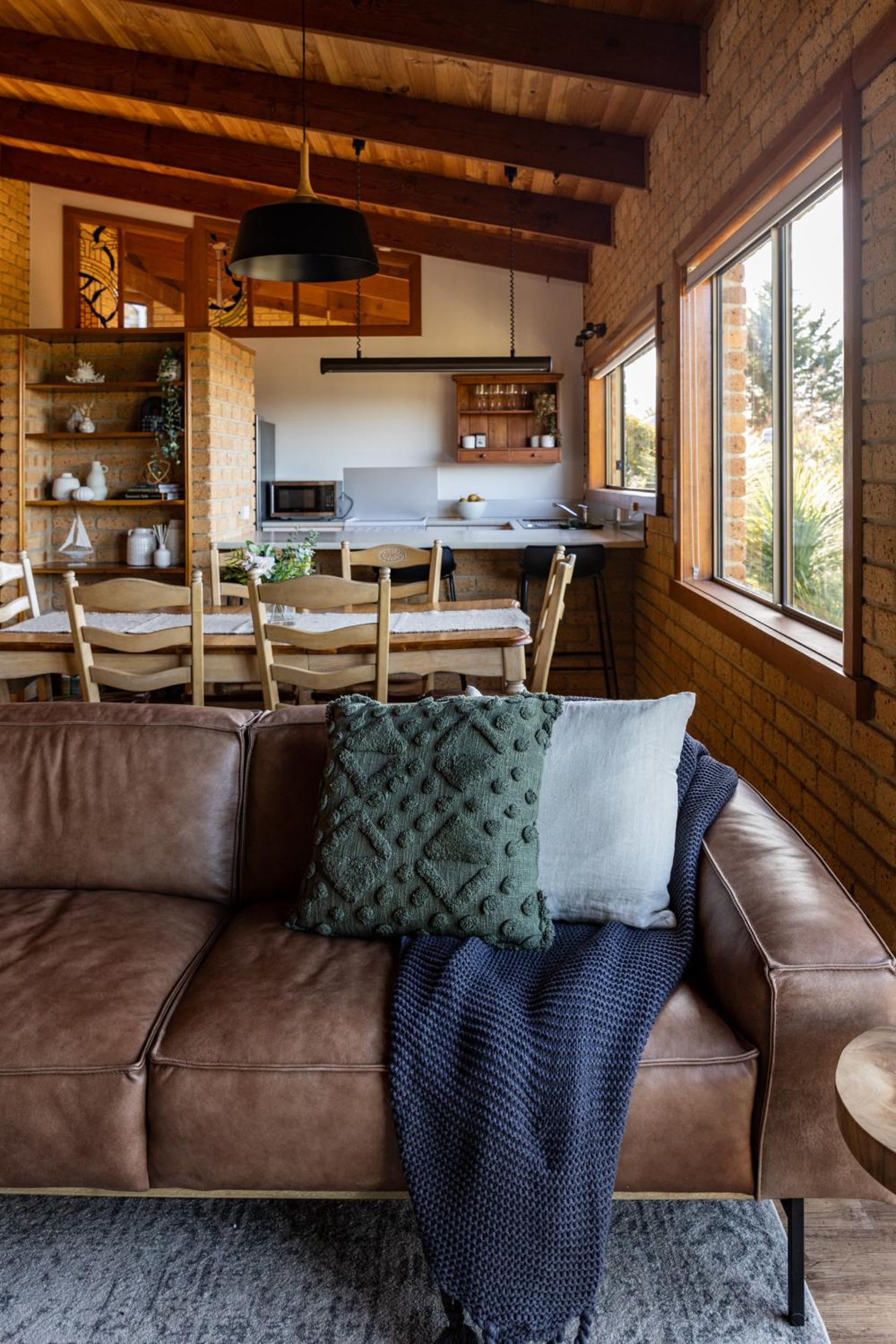 'Hillside Hideaway' with fantastic water views