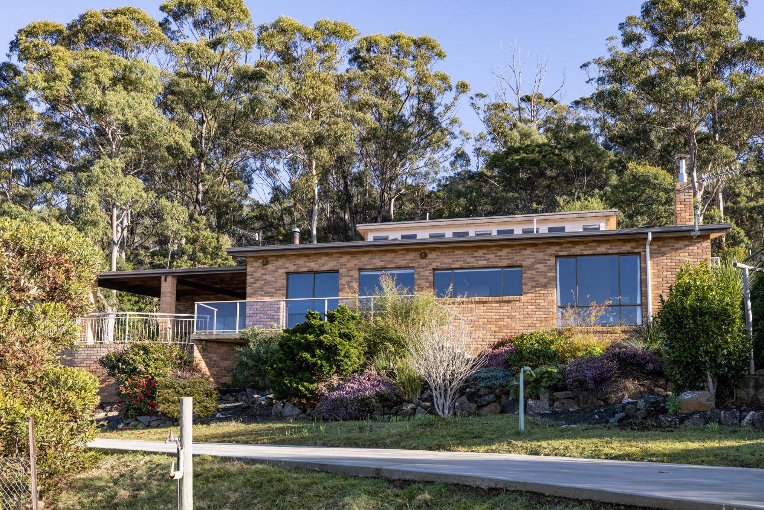 'Hillside Hideaway' with fantastic water views