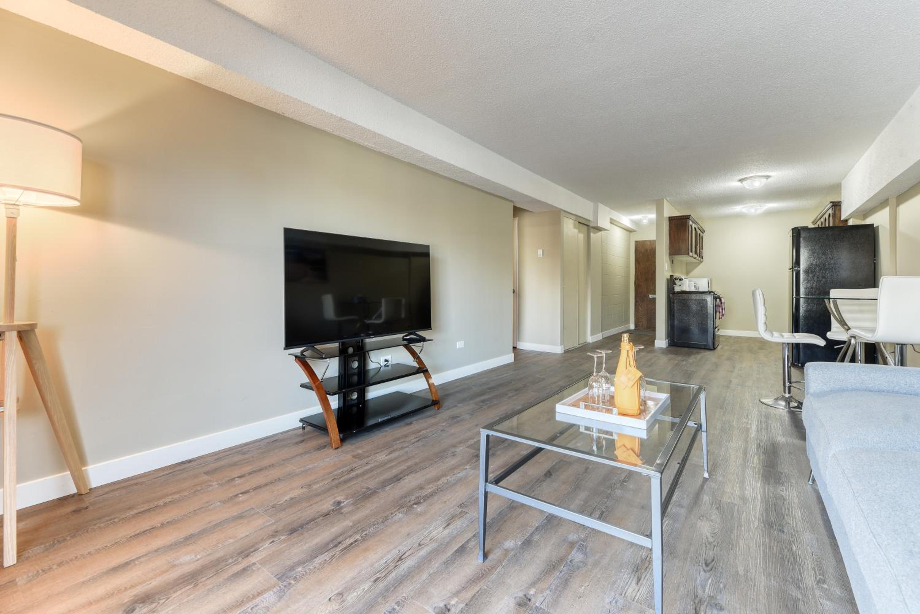 A Spacious Downtown 1-bed Suite