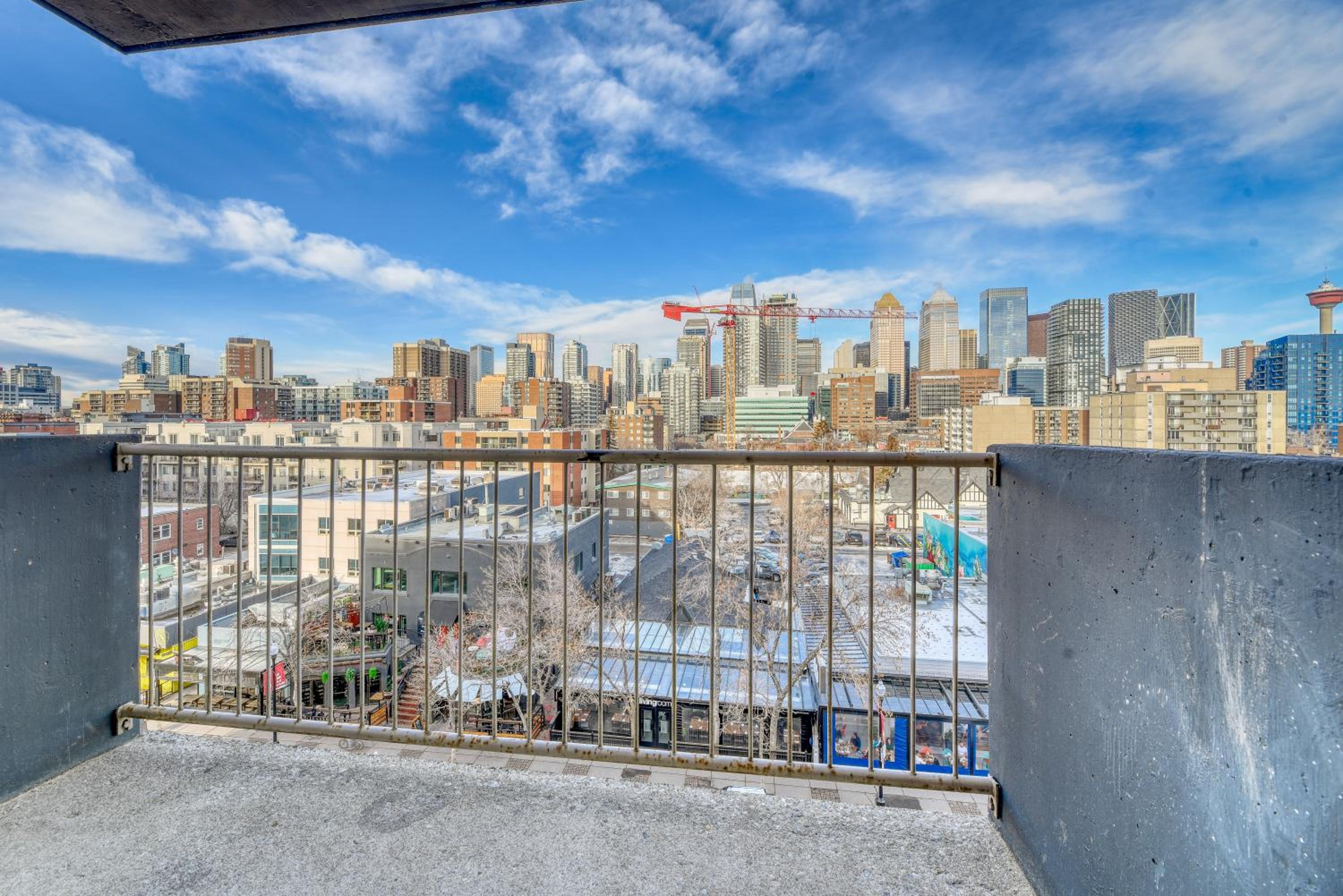 A Spacious Downtown 1-bed Suite