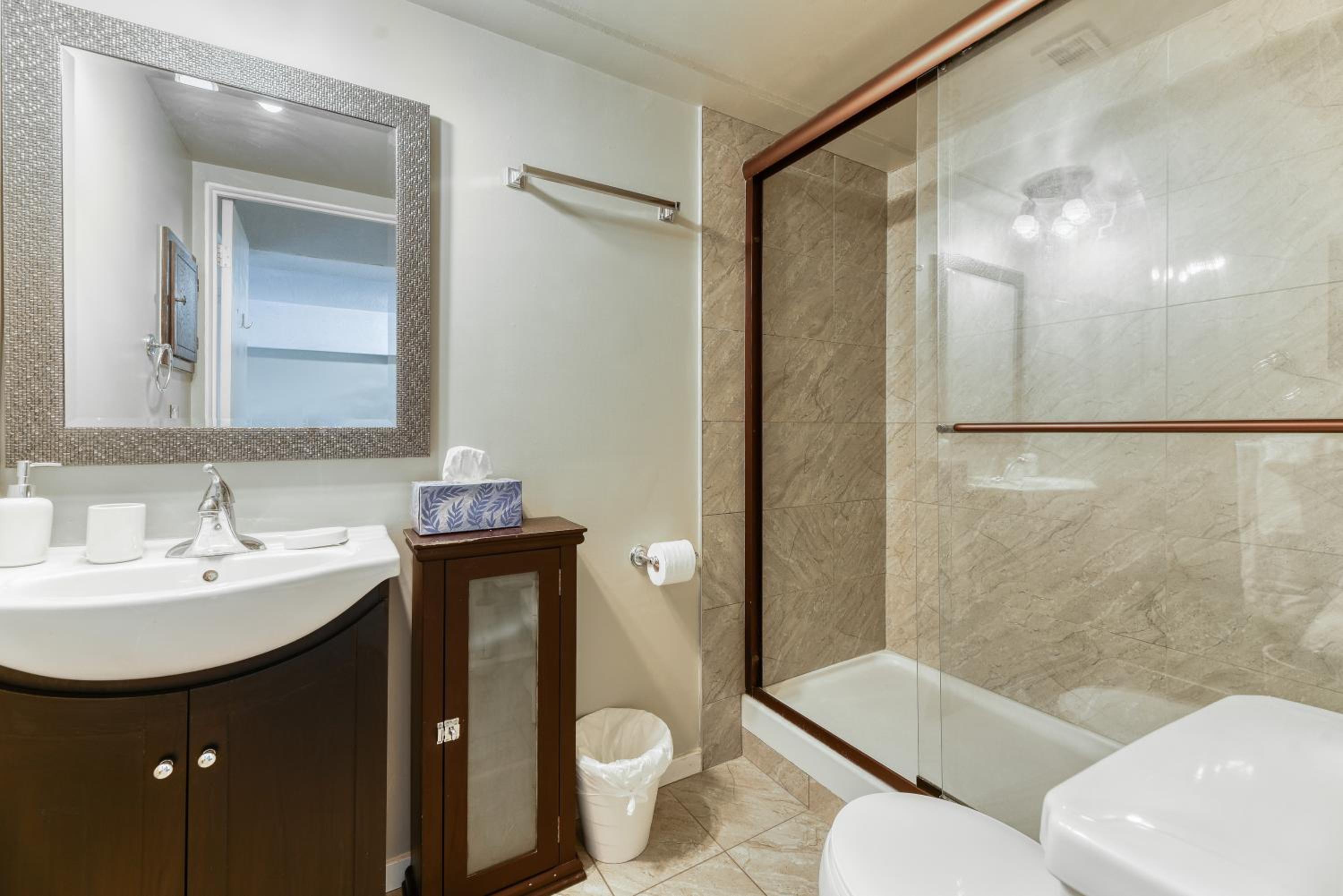 A Spacious Downtown 1-bed Suite