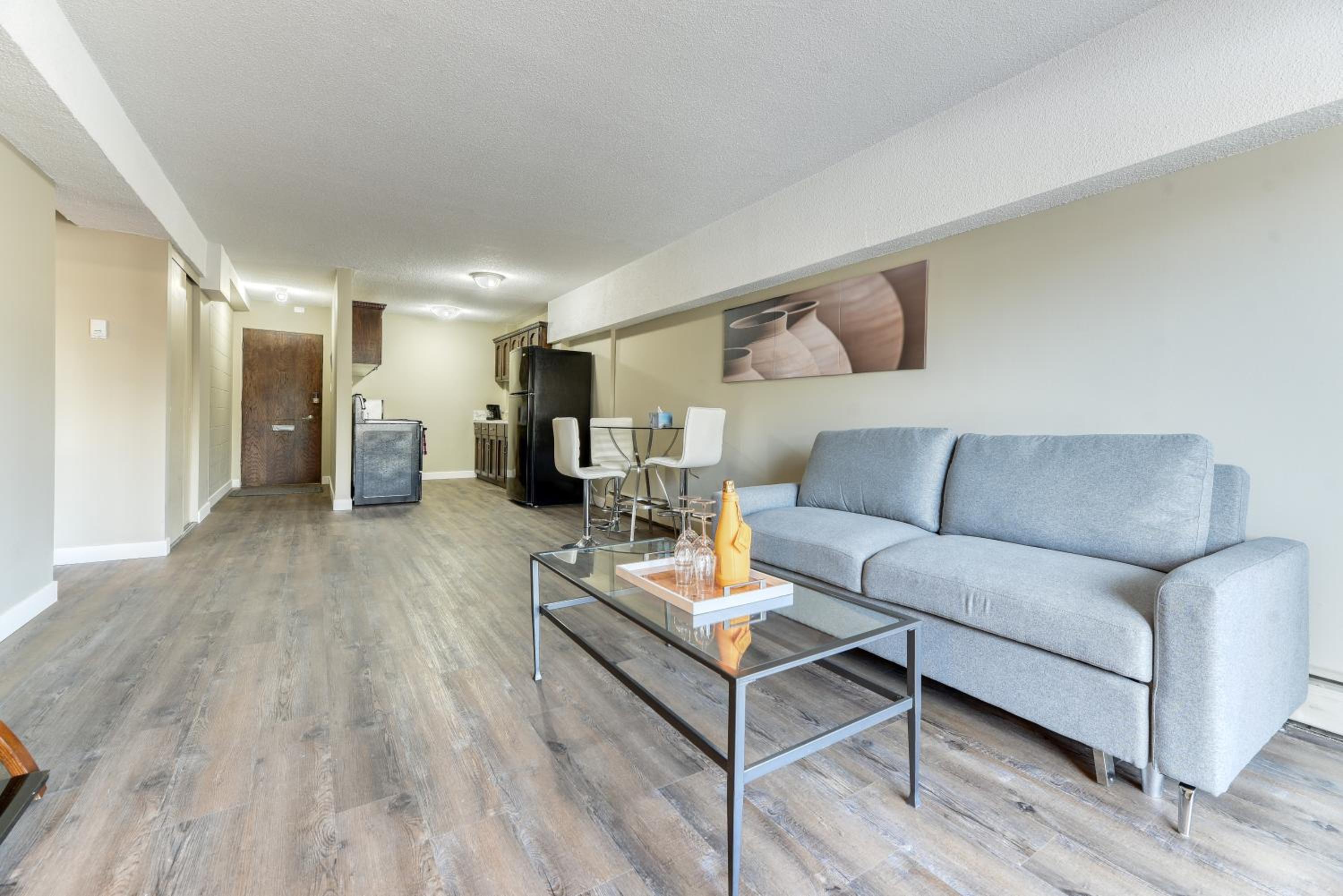 A Spacious Downtown 1-bed Suite
