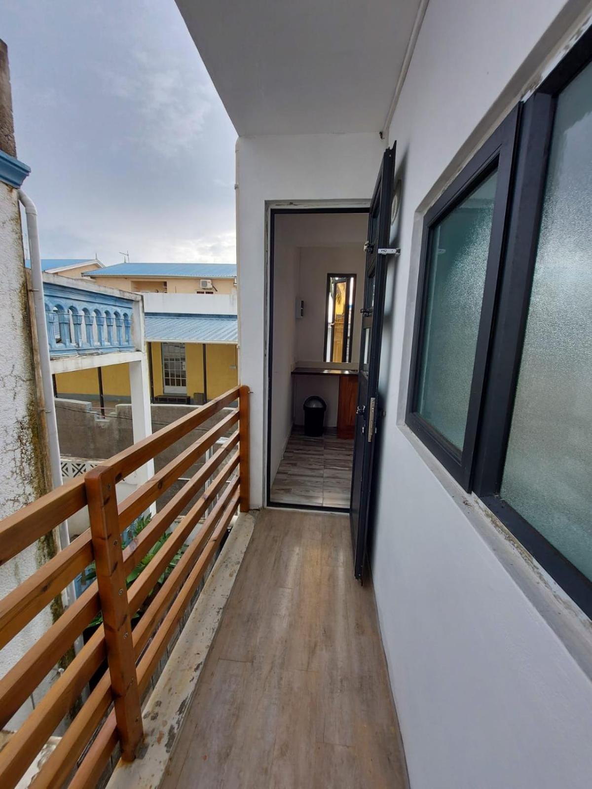 Cozy 8 min Walk Beach Apartment view 3