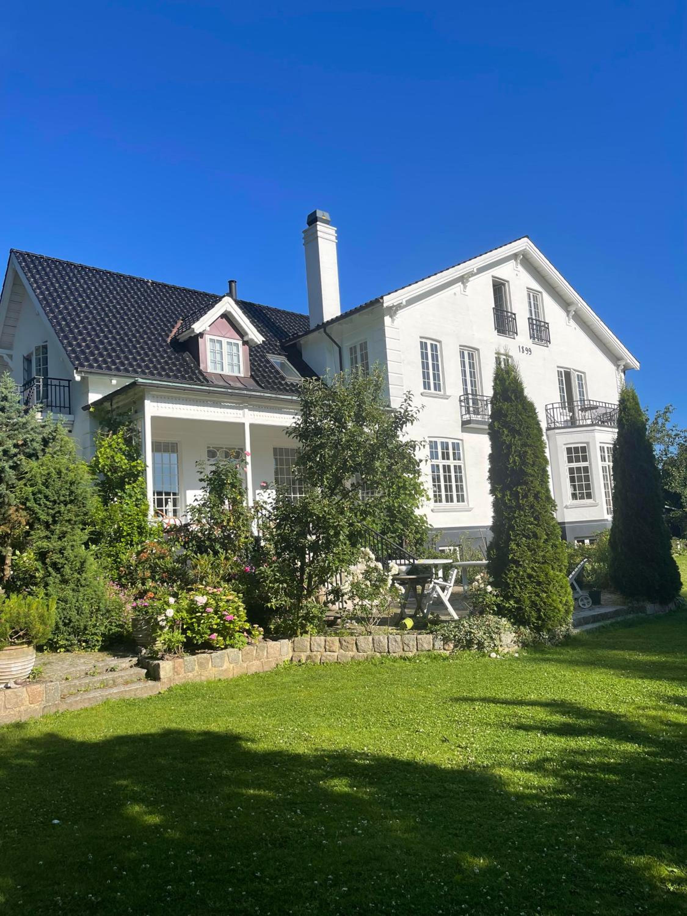Eksklusiv taglejlighed med hav- og skovudsigt